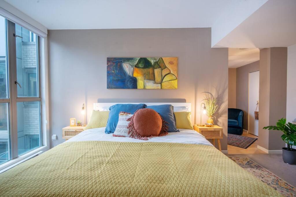 Heart of Downtown King Suite/Parkng/Pool/Gym/Sauna