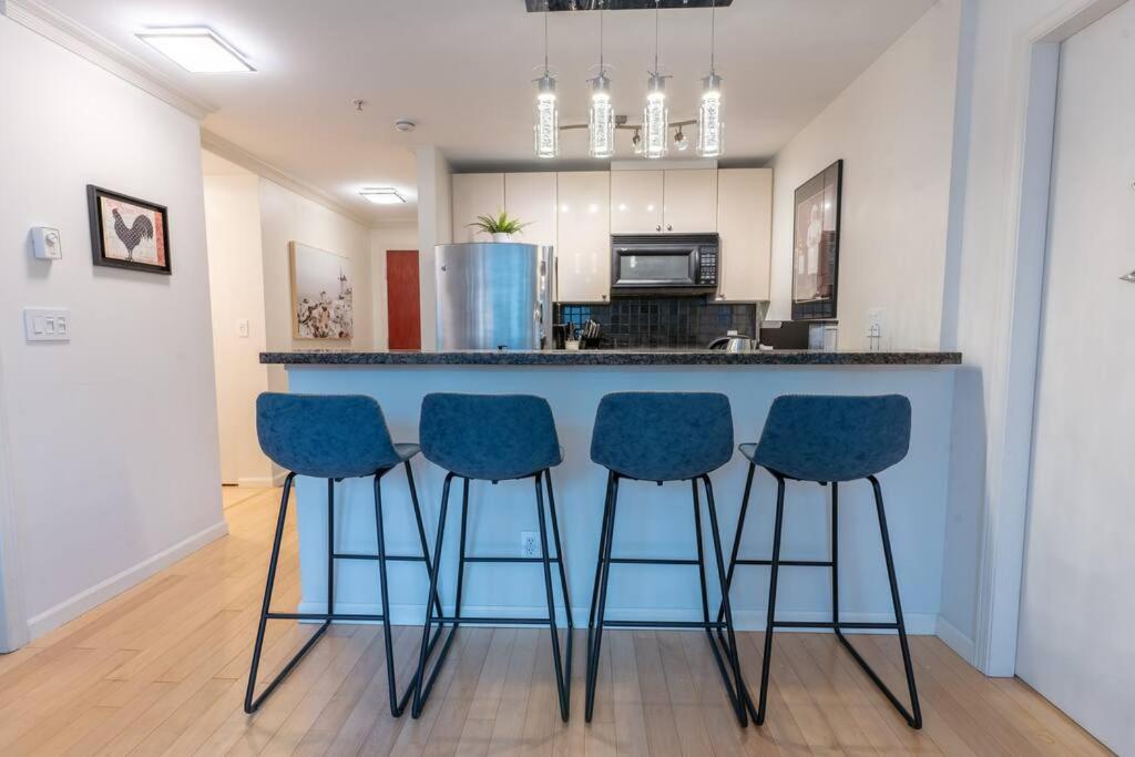 Heart of Downtown King Suite/Parkng/Pool/Gym/Sauna