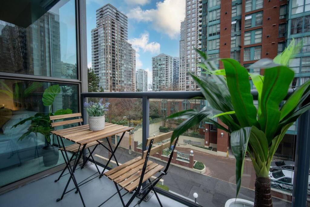 Heart of Downtown King Suite/Parkng/Pool/Gym/Sauna