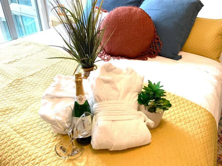 Heart of Downtown King Suite/Parkng/Pool/Gym/Sauna