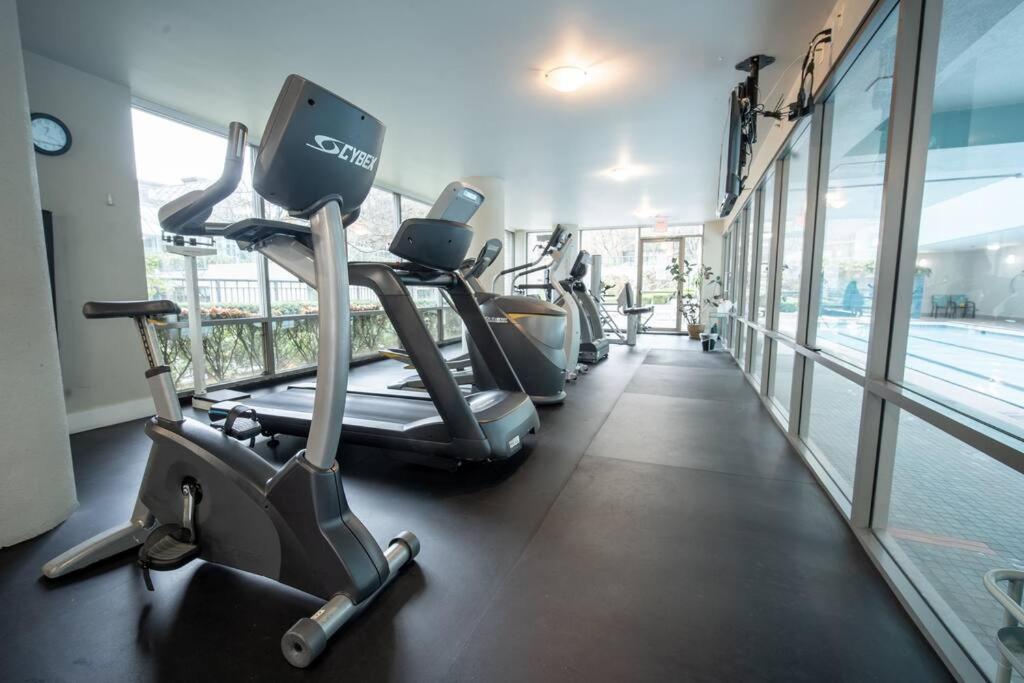 Heart of Downtown King Suite/Parkng/Pool/Gym/Sauna