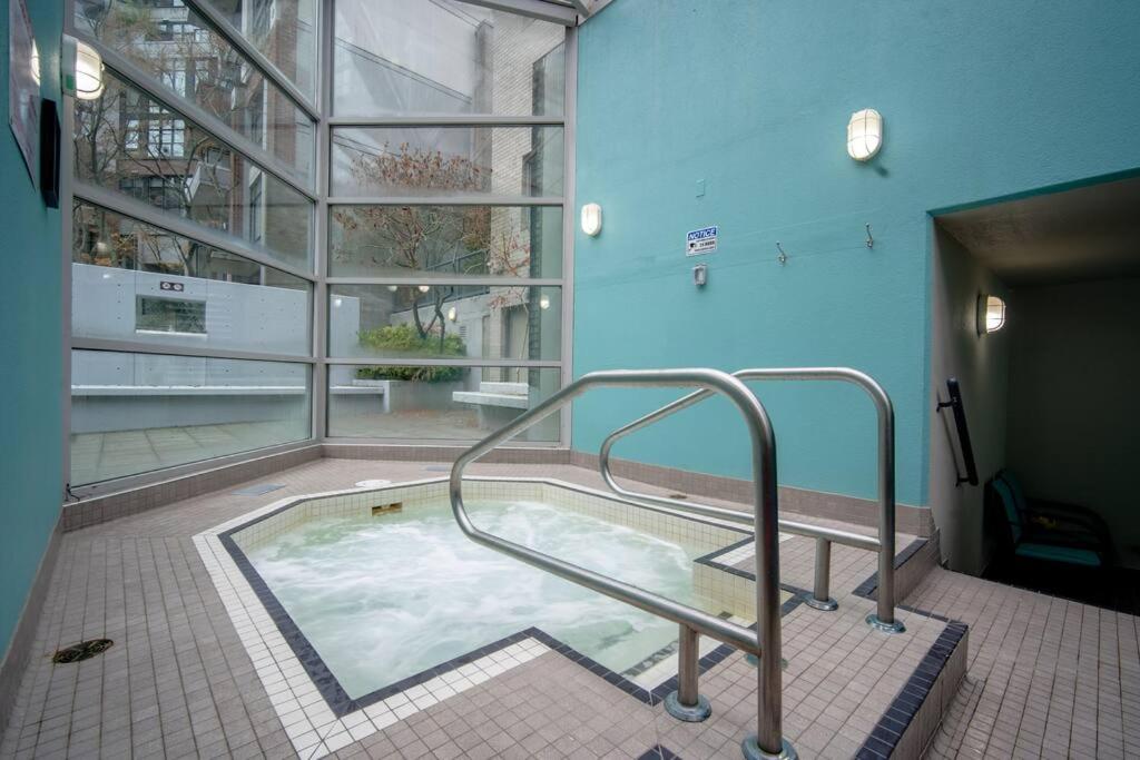Heart of Downtown King Suite/Parkng/Pool/Gym/Sauna