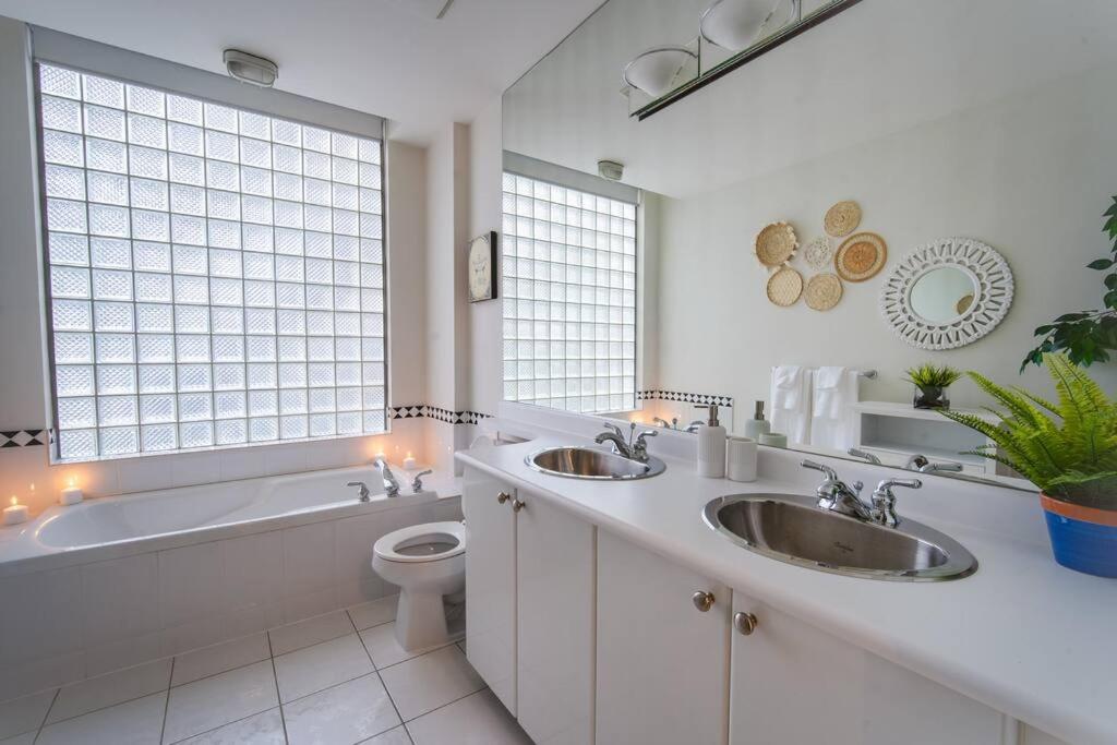 Heart of Downtown King Suite/Parkng/Pool/Gym/Sauna