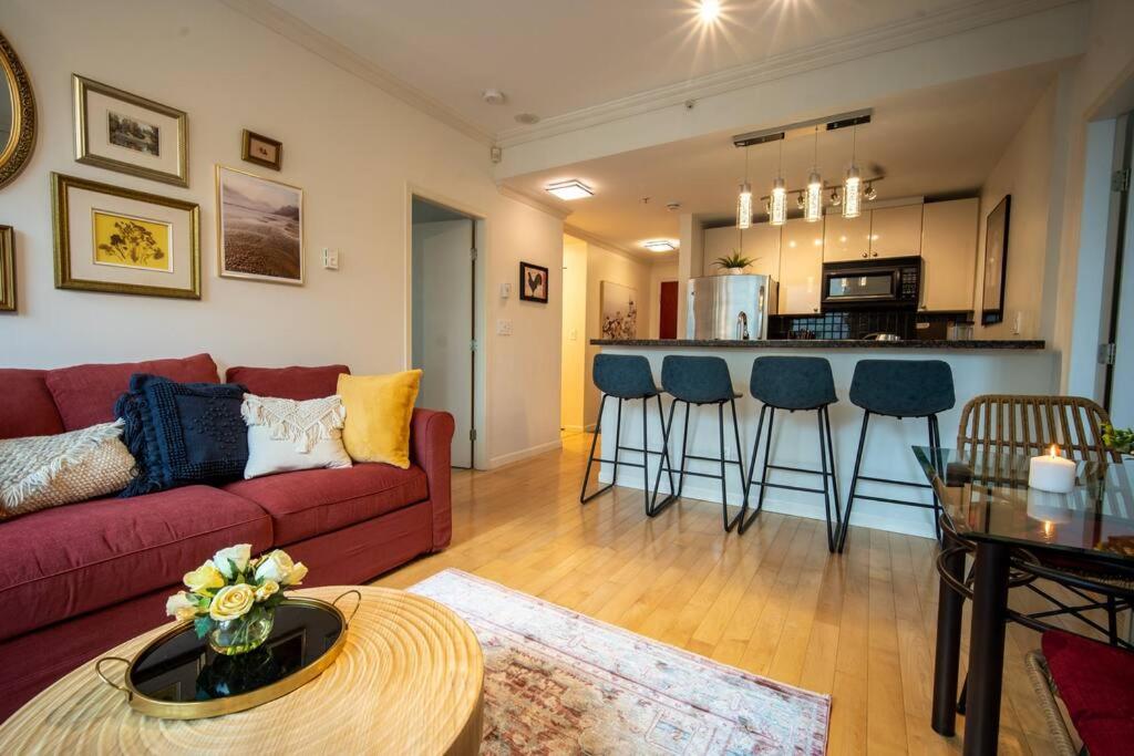 Heart of Downtown King Suite/Parkng/Pool/Gym/Sauna
