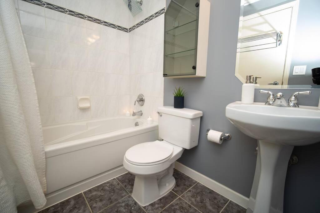 Heart of Downtown King Suite/Parkng/Pool/Gym/Sauna