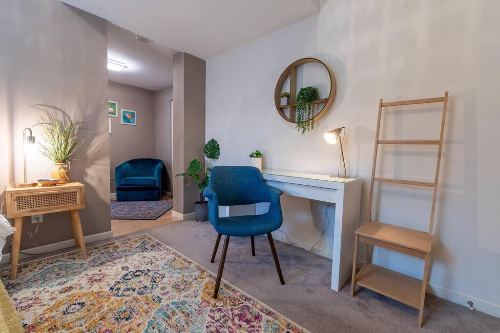 Heart of Downtown King Suite/Parkng/Pool/Gym/Sauna