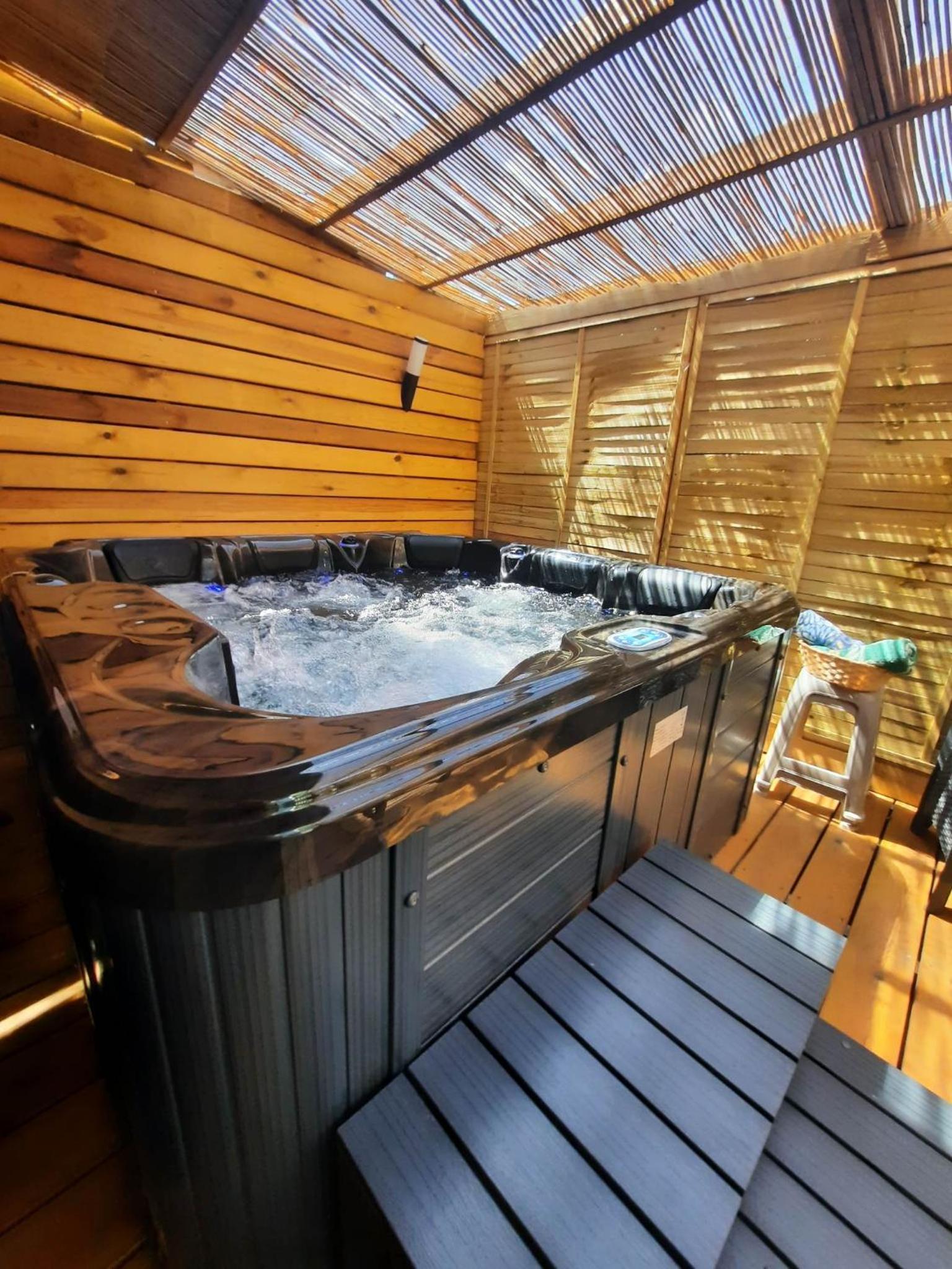 La Caz Anaïs avec jacuzzi view 2