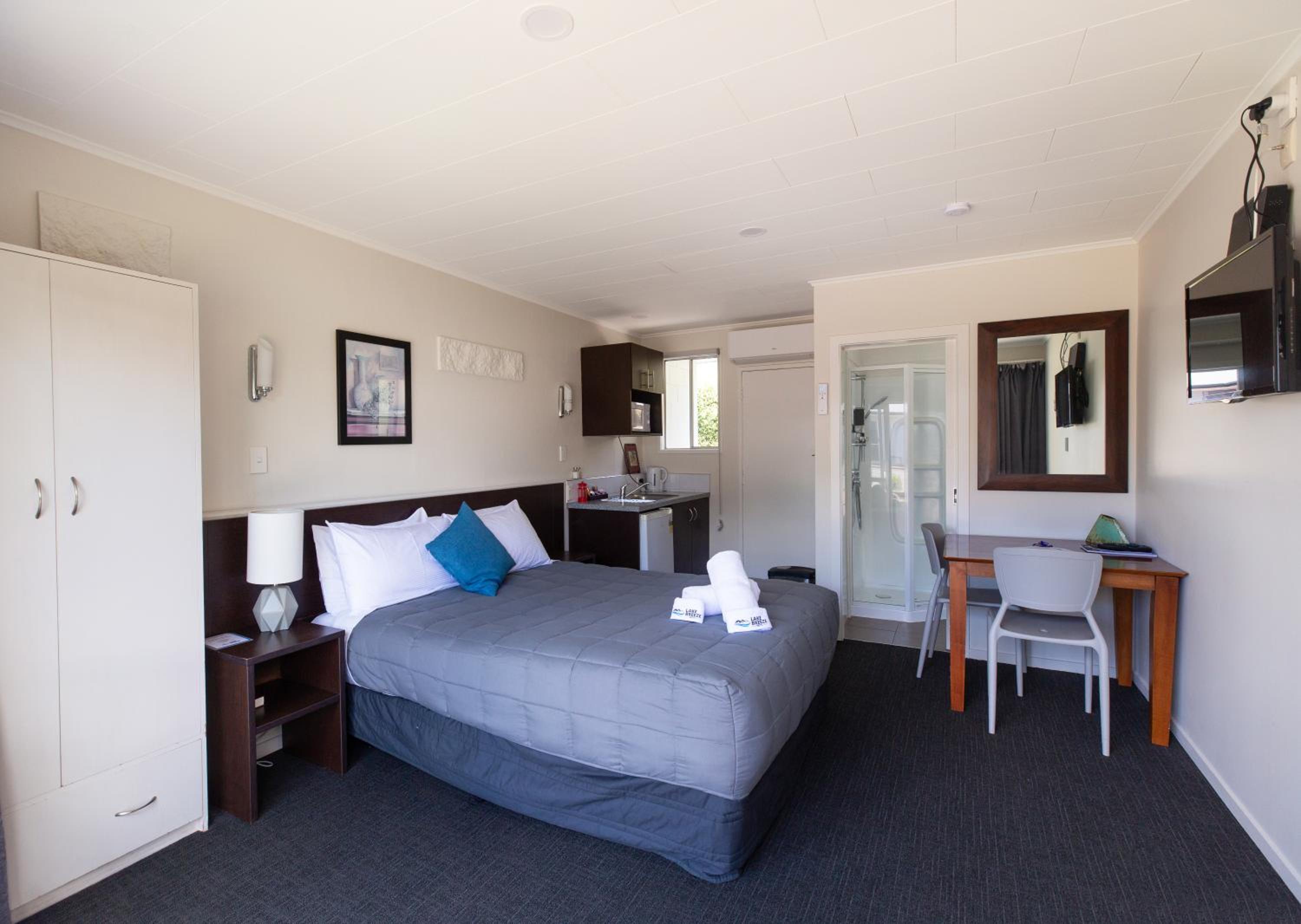 Lake Breeze Motel