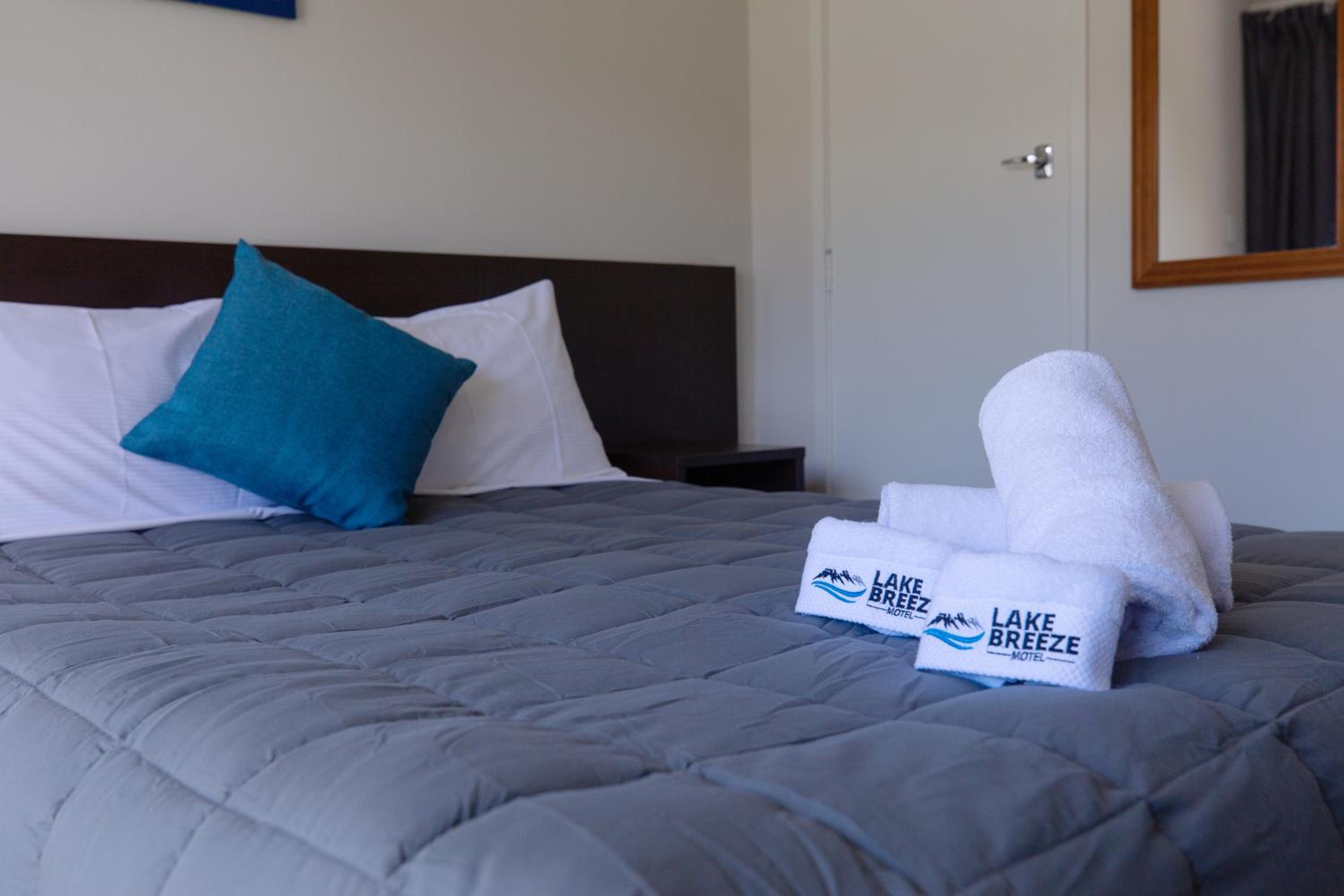 Lake Breeze Motel