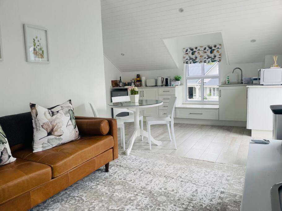 Quaint Gowrie Village Apartment