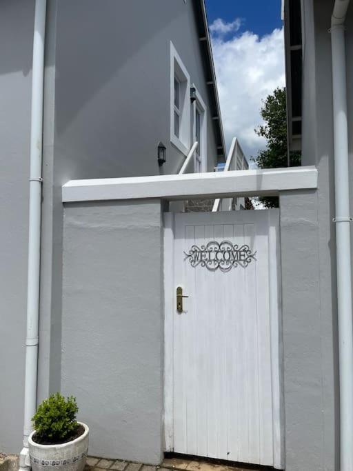 Quaint Gowrie Village Apartment