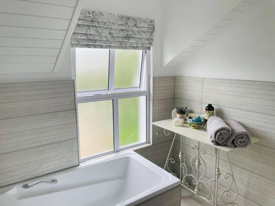 Quaint Gowrie Village Apartment