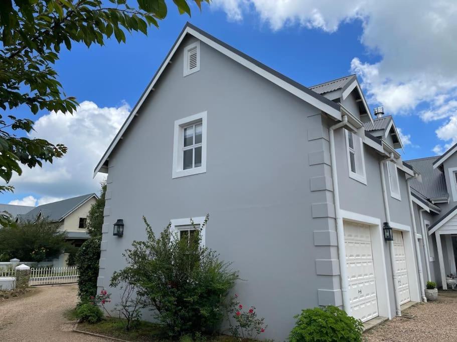 Quaint Gowrie Village Apartment