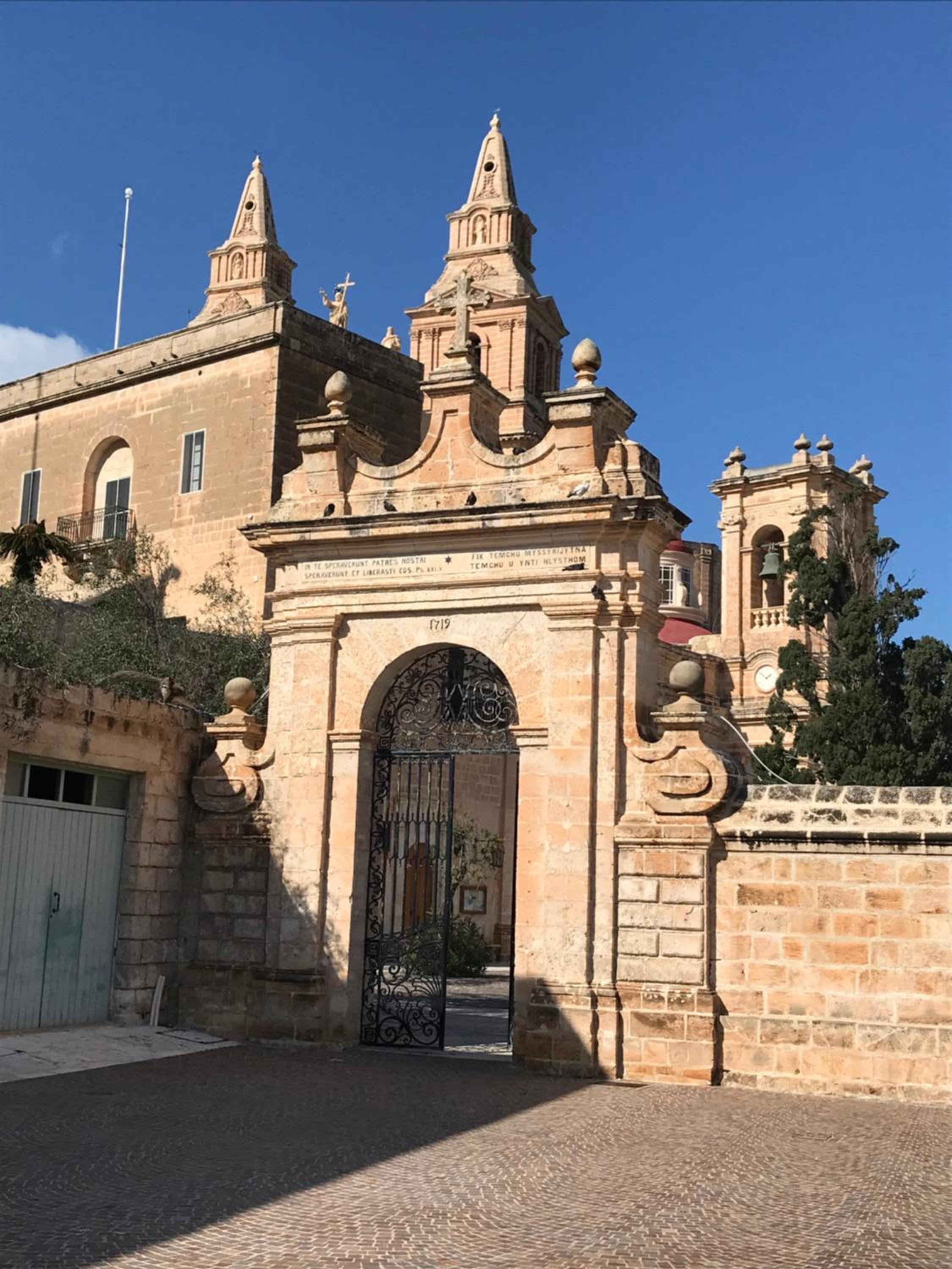 Hotel White Sands - Image 1