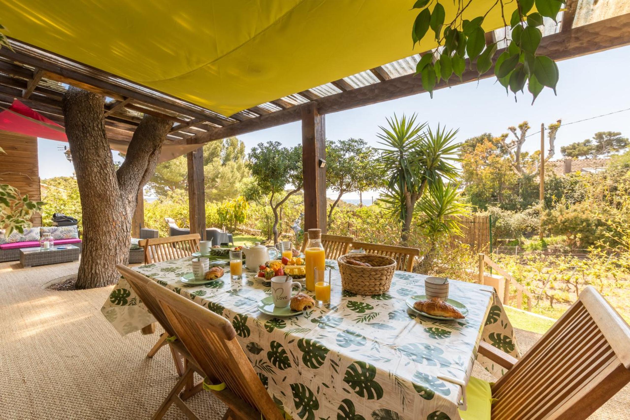 La Félyvonne, villa familiale confortable avec sa grande terrasse ombragée et sa vue dégagée vers la mer