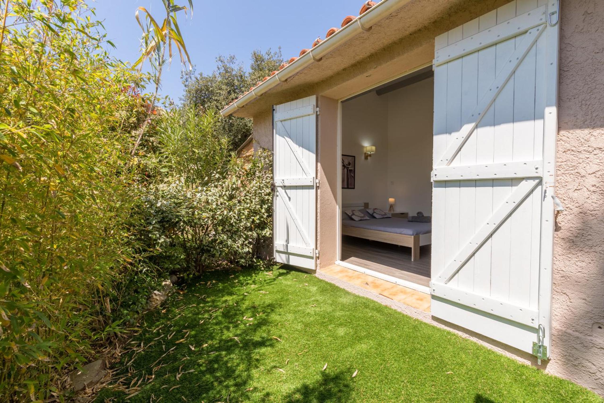 La Félyvonne, villa familiale confortable avec sa grande terrasse ombragée et sa vue dégagée vers la mer photo 3