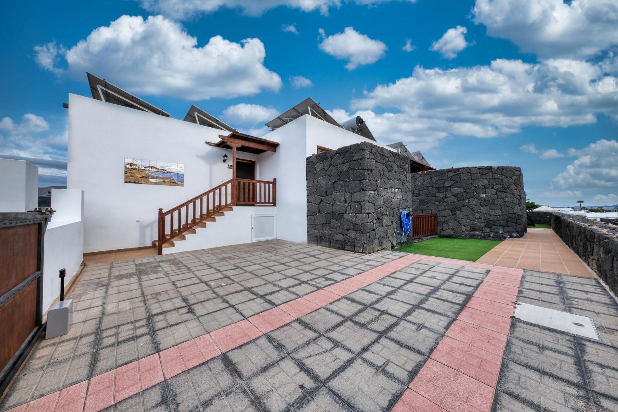 Villa Flavia - Private Pool, Jacuzzi, BBQ and Game Room By Lanzarote Vacation Homes photo 4