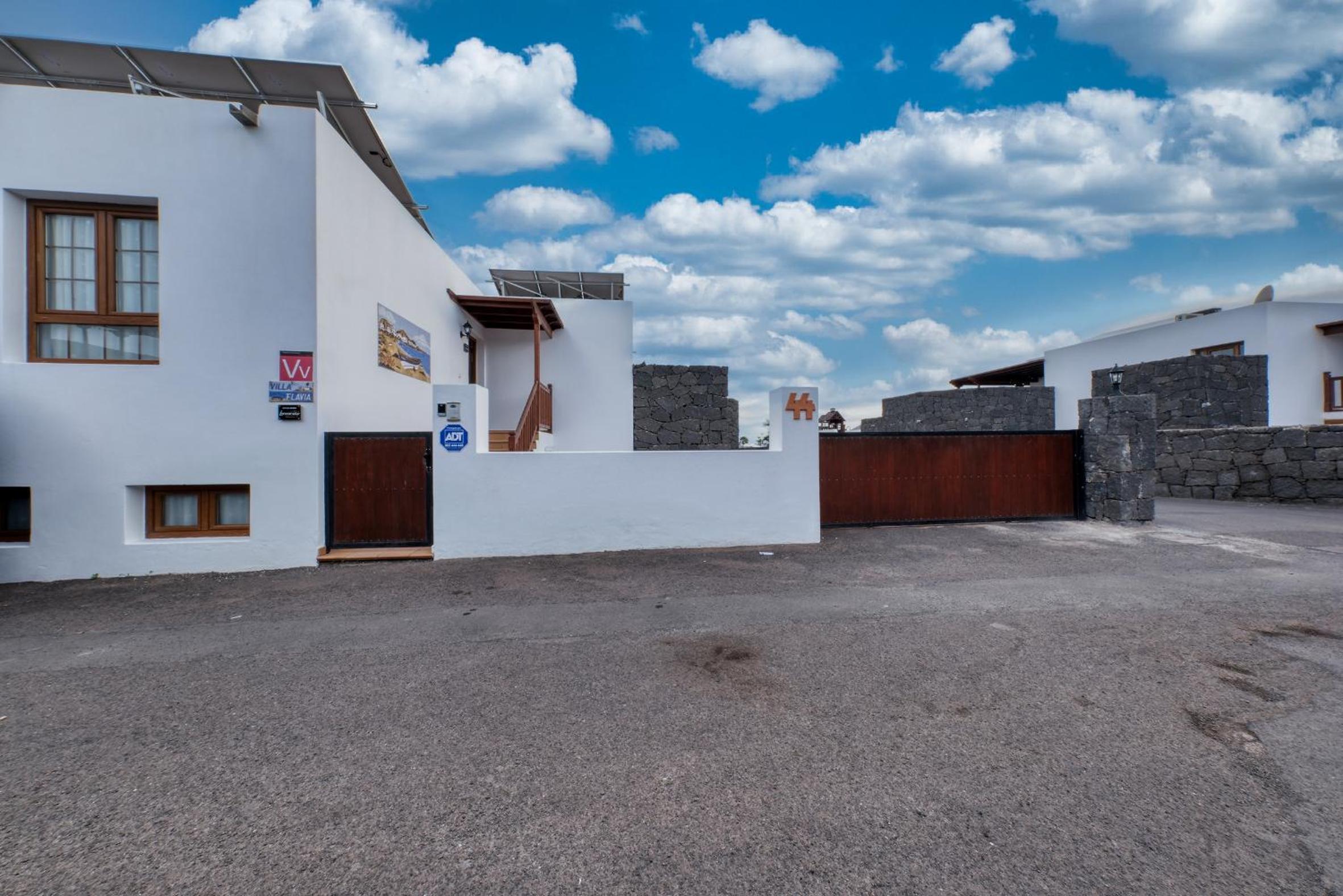 Villa Flavia - Private Pool, Jacuzzi, BBQ and Game Room By Lanzarote Vacation Homes photo 5