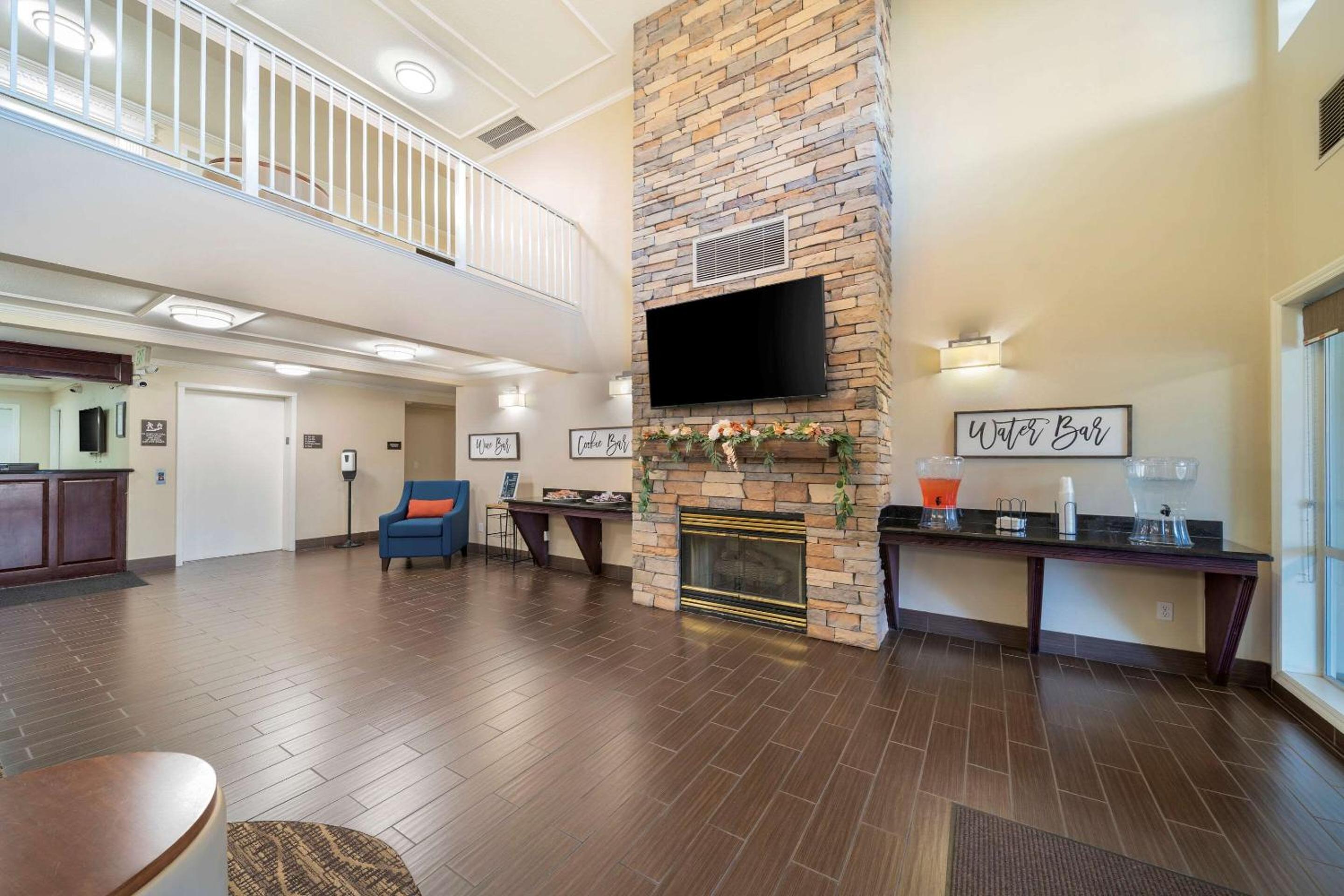 Red Bluff Vacations - Comfort Suites Red Bluff near I-5 - Property Image 1