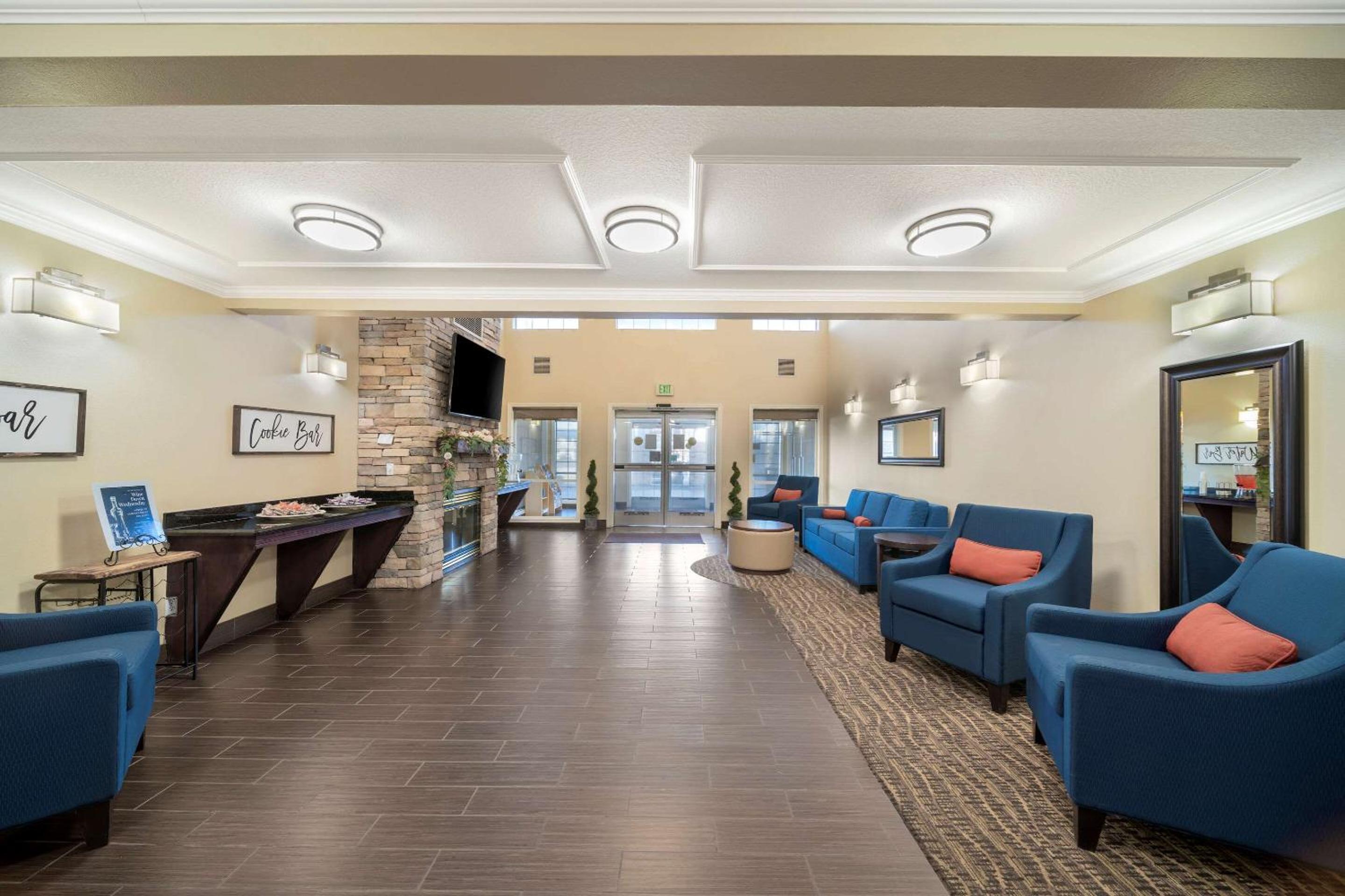 Red Bluff Vacations - Comfort Suites Red Bluff near I-5 - Property Image 3