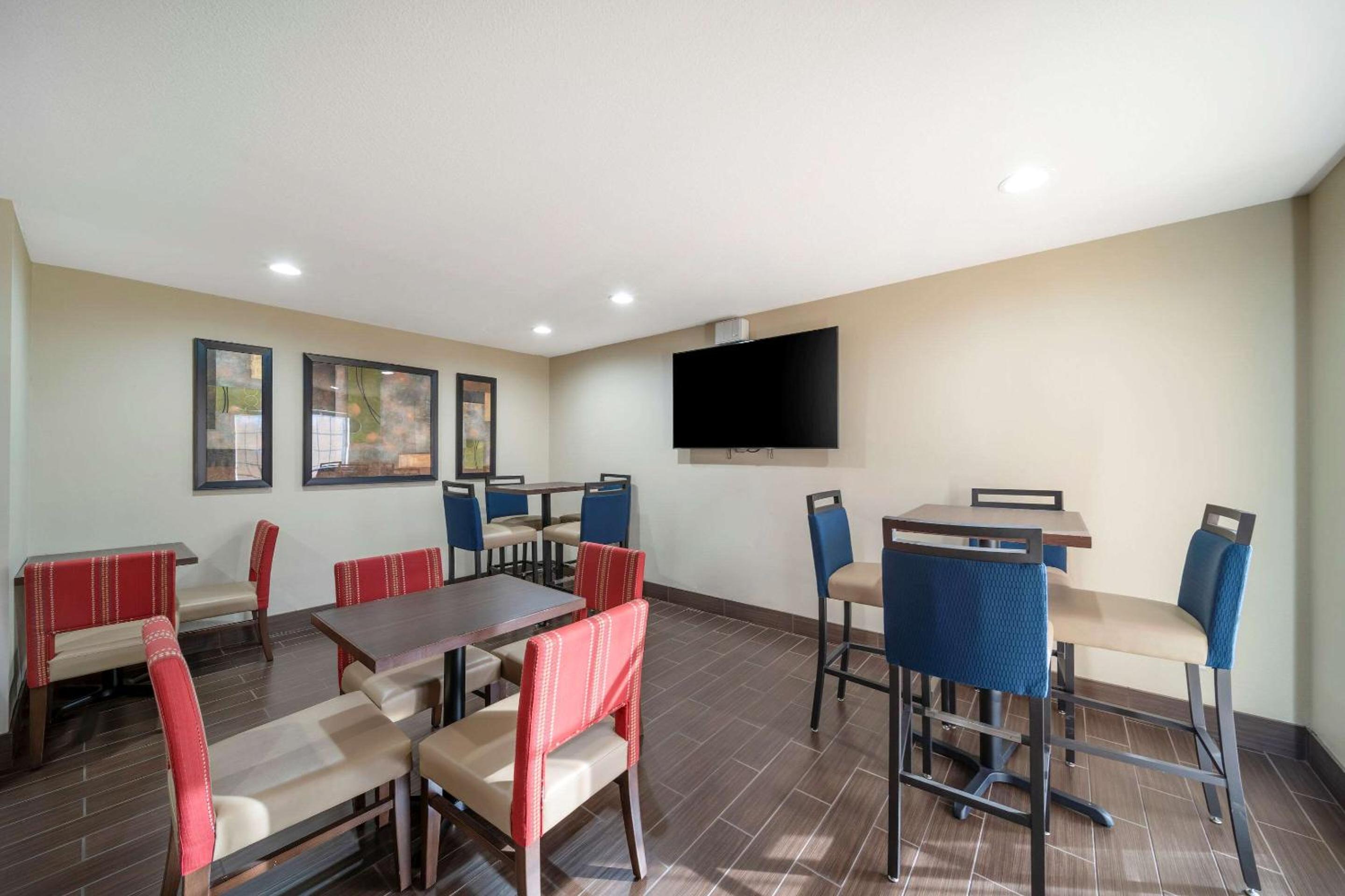 Red Bluff Vacations - Comfort Suites Red Bluff near I-5 - Property Image 11