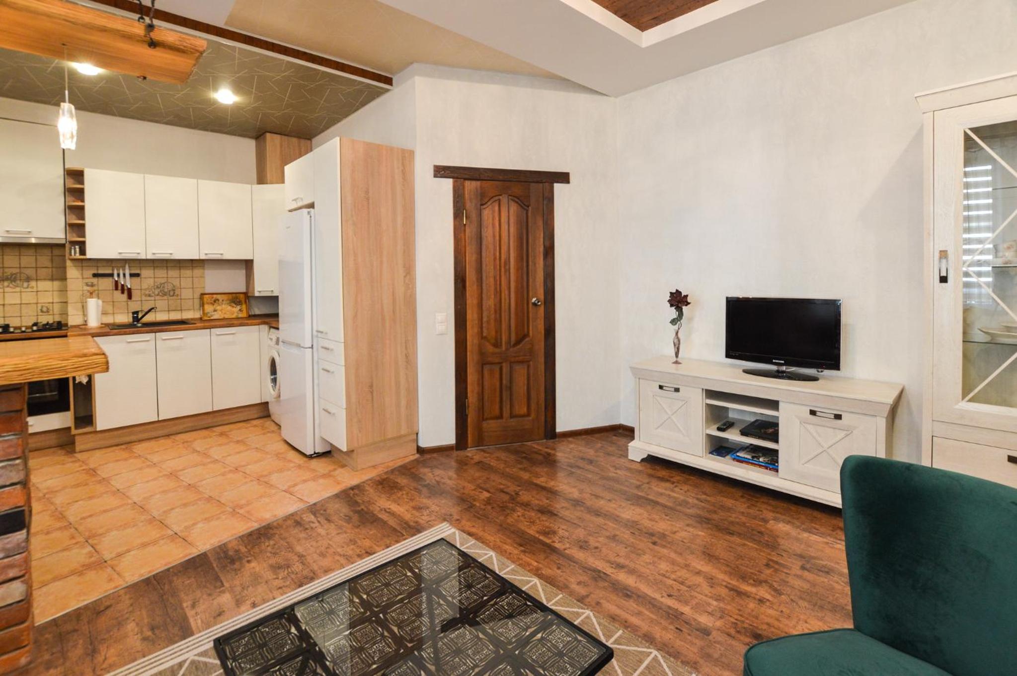 Courtyard gallery apartment with free parking view 5