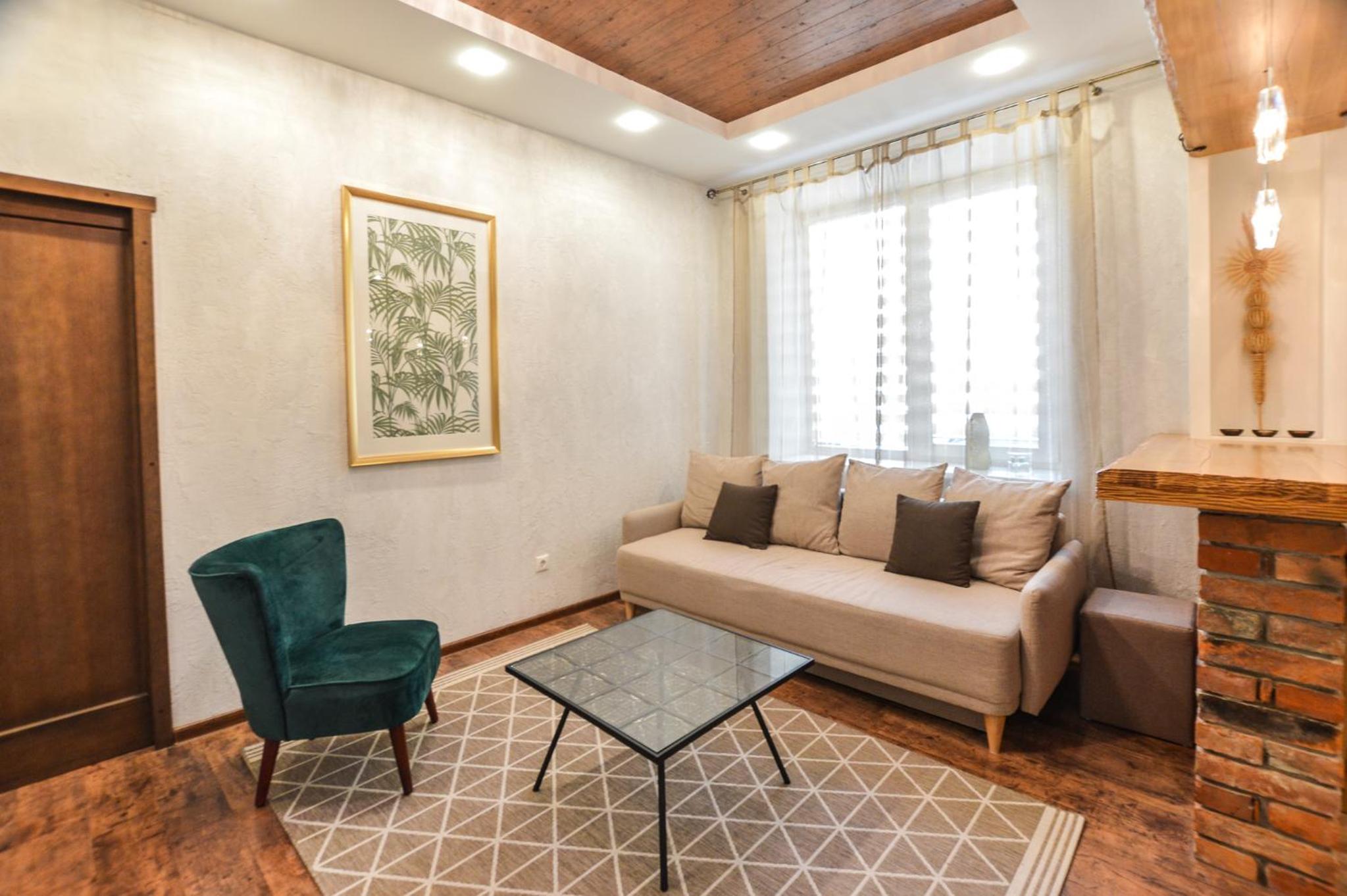 Courtyard gallery apartment with free parking view 4