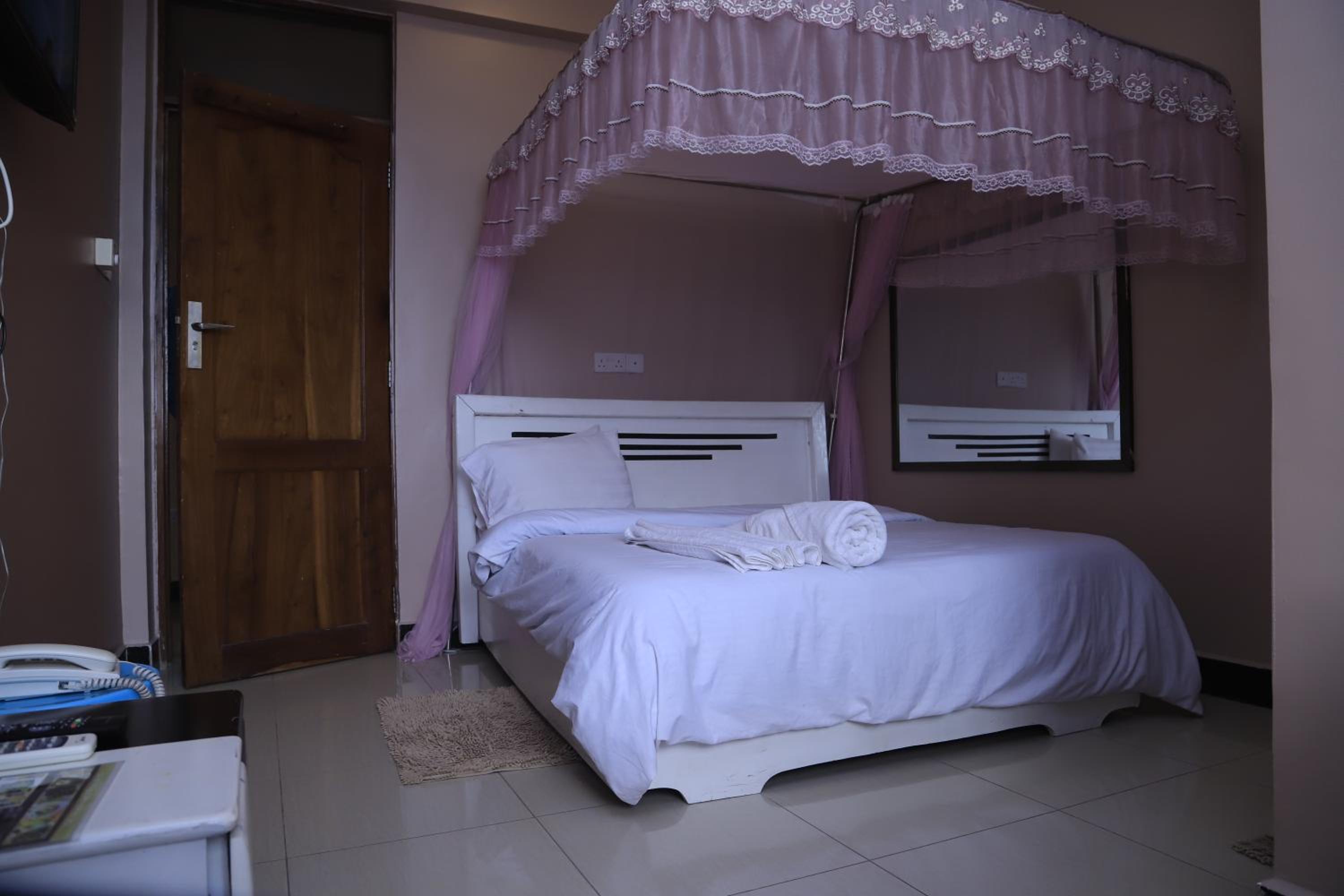 B10 Airport Lodge