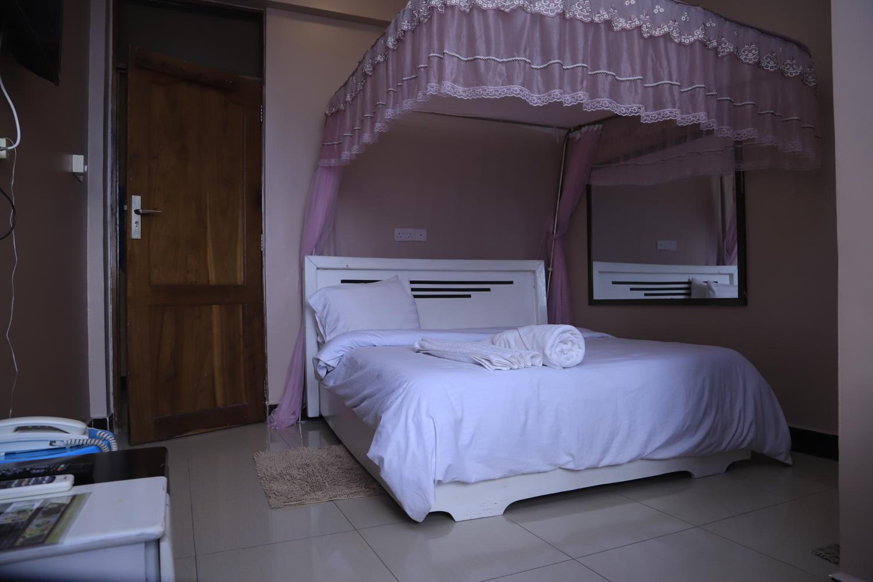 B10 Airport Lodge