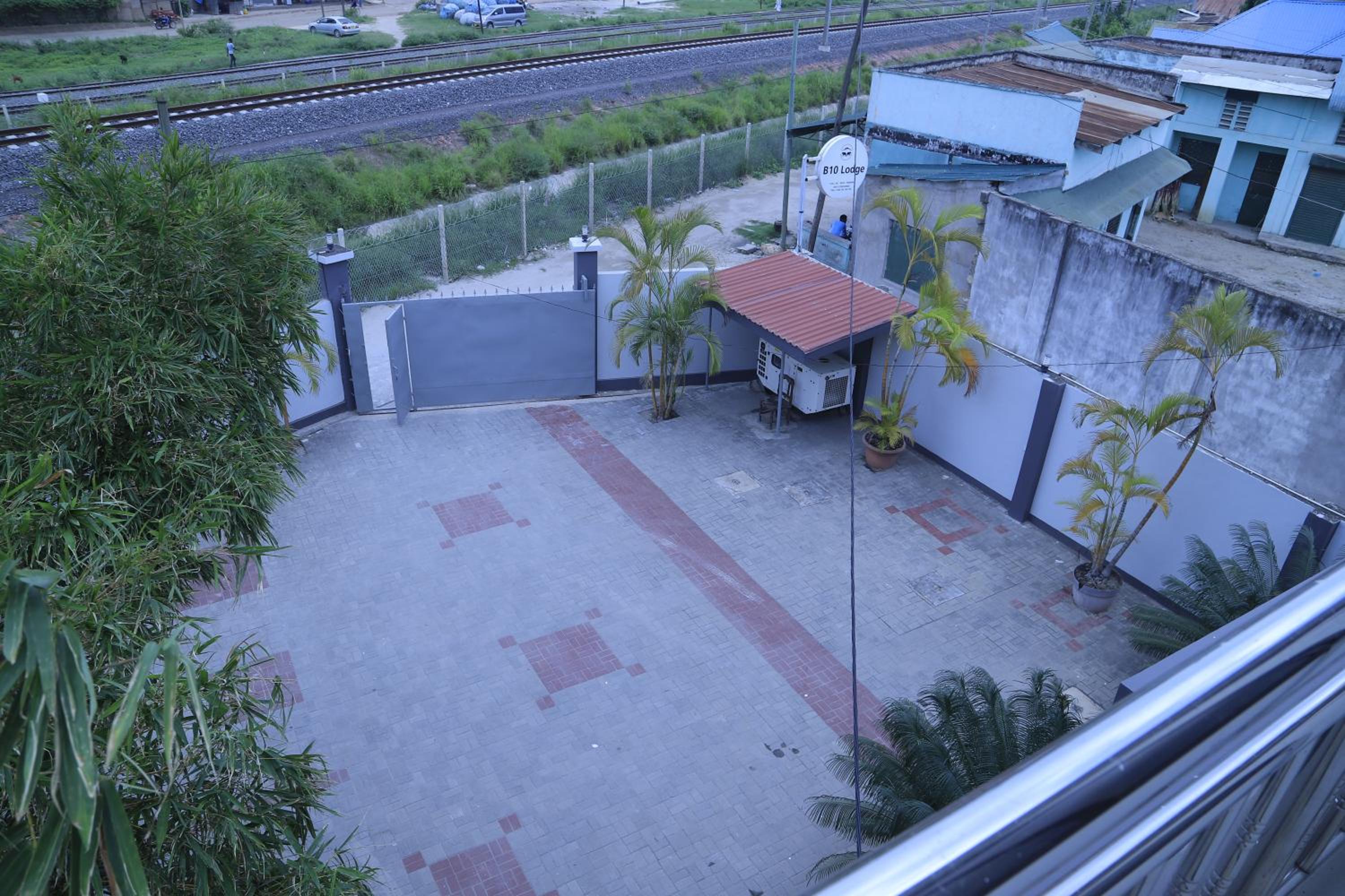 B10 Airport Lodge