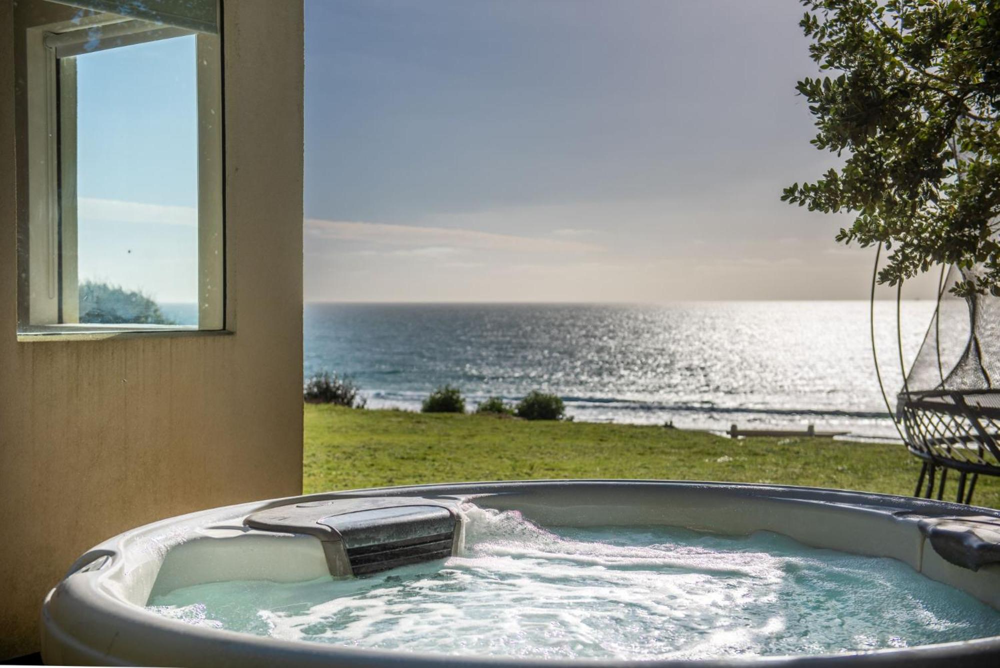 Footsteps from the beach - Hot tub - Cosy fireplace