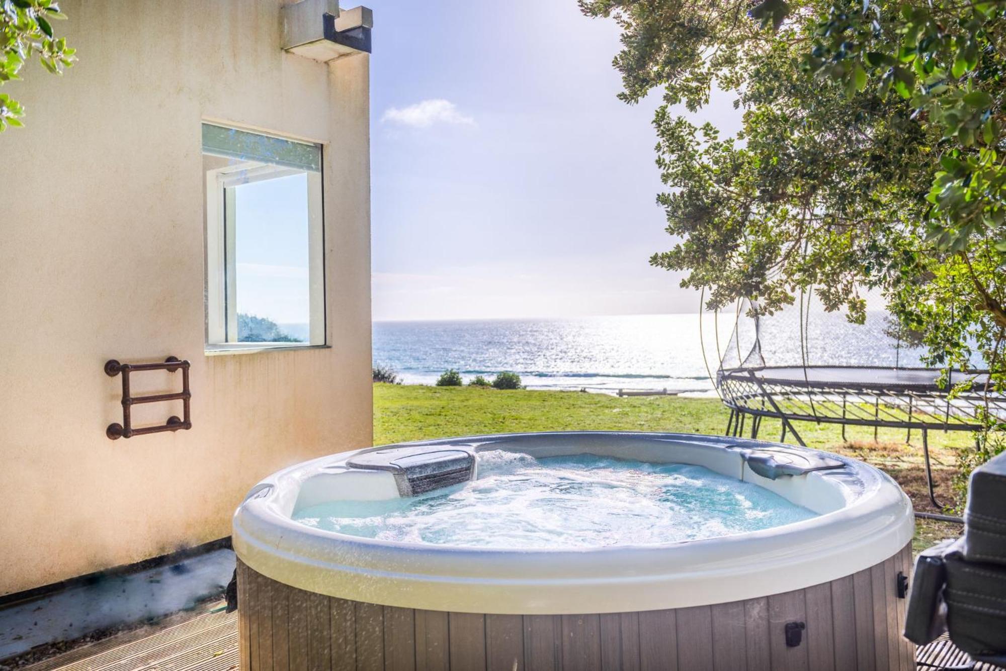 Footsteps from the beach - Hot tub - Cosy fireplace