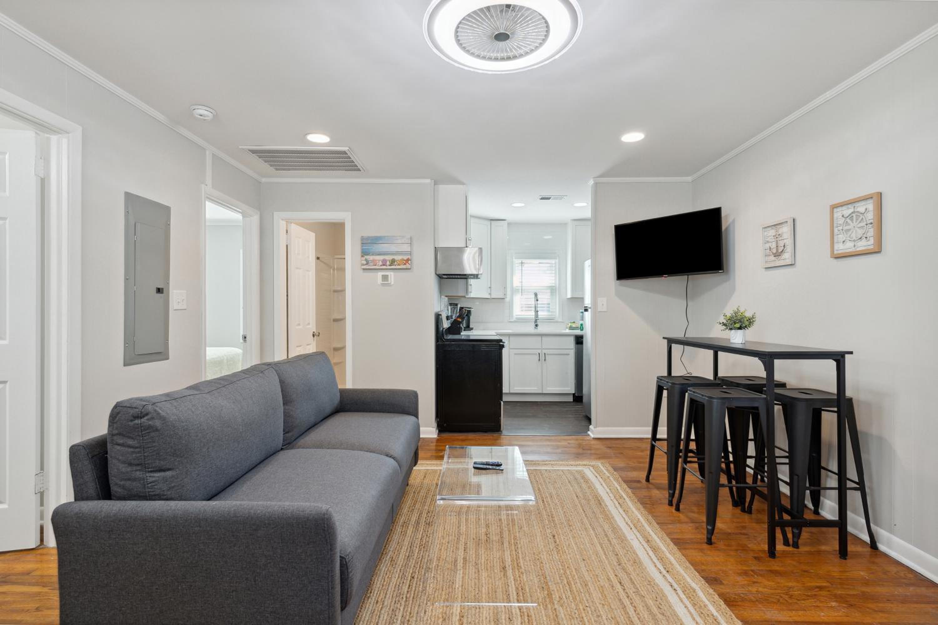 207 W Cooper Coral Cassita Central Location view 4