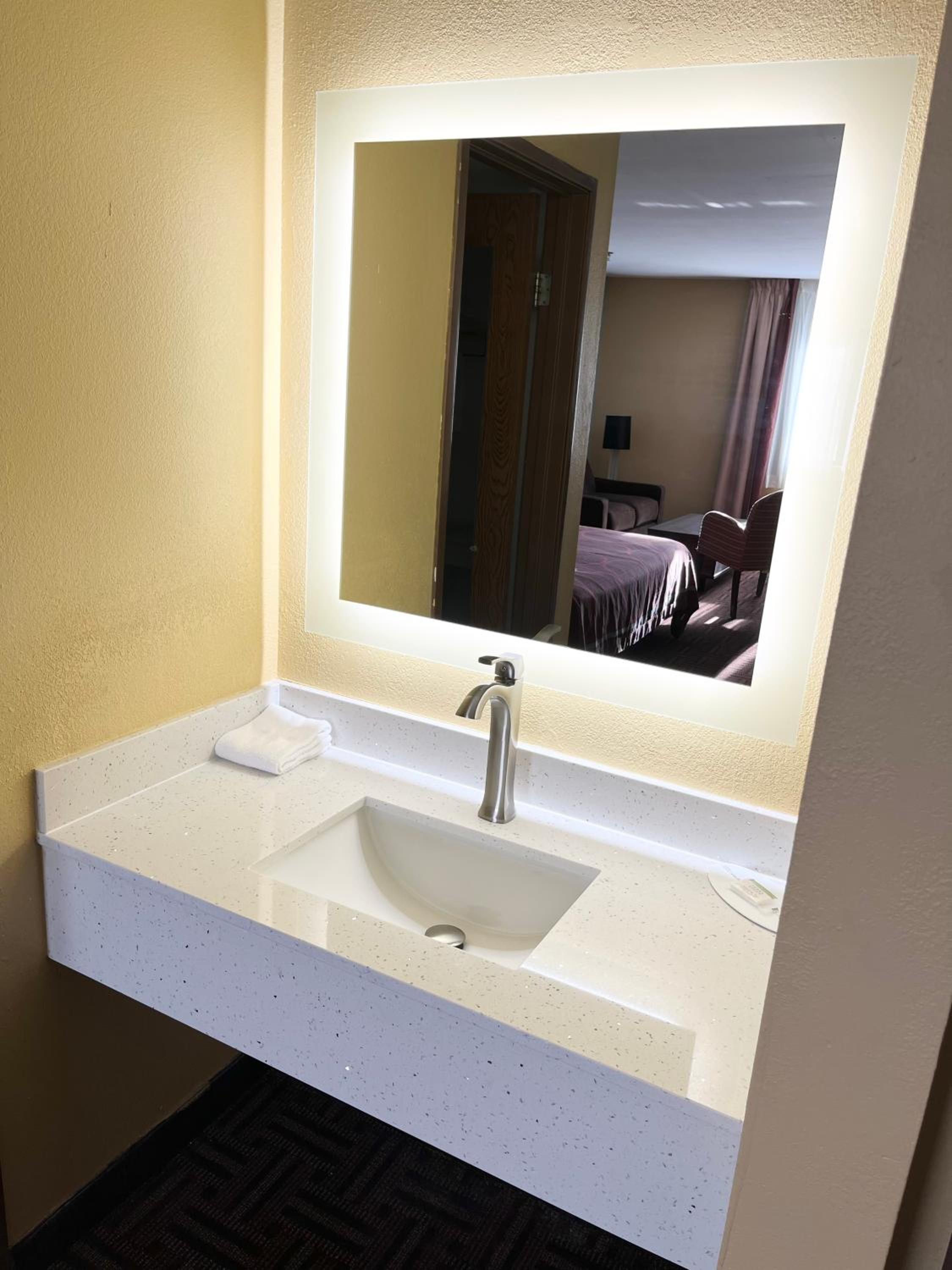 Peoria Vacations - Super 8 by Wyndham Peoria - Property Image 16