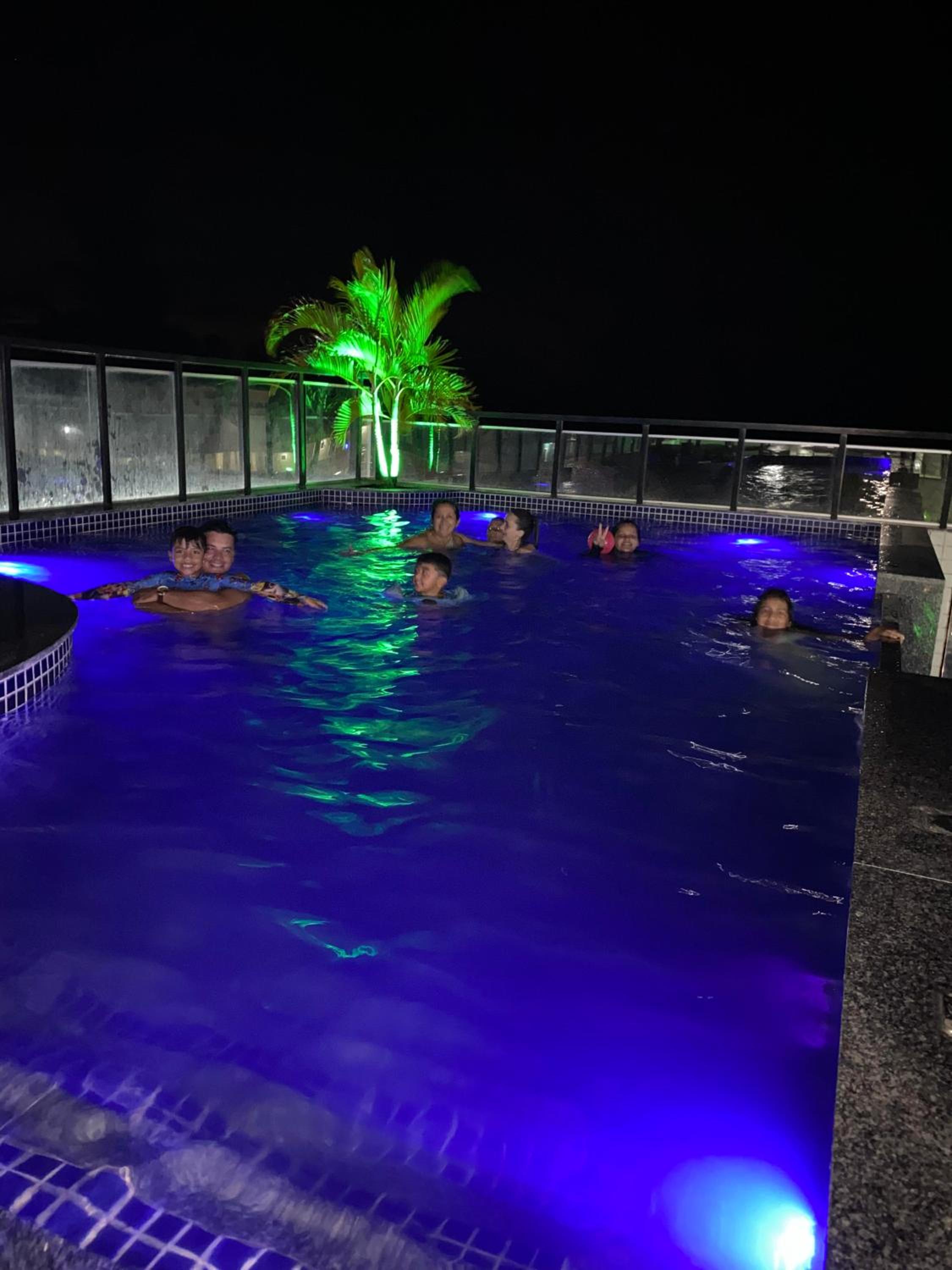 No Atalaia, Fort Poseidon rua do Atalho a 700 metros da praia do Atalaia, apartamento novo decorado, varanda, sala de estar e jantar, 02 suítes, 03 banheir