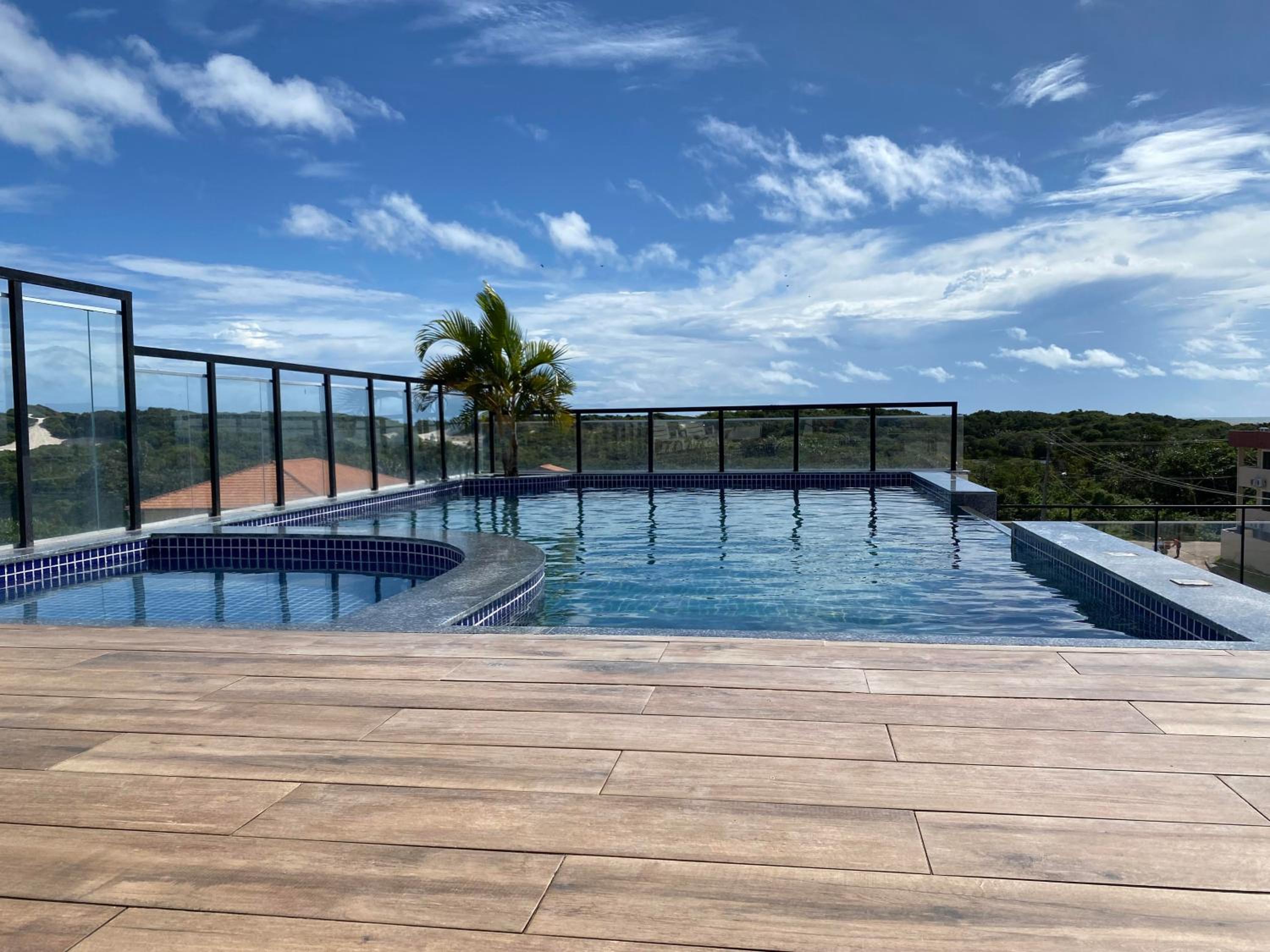 No Atalaia, Fort Poseidon rua do Atalho a 700 metros da praia do Atalaia, apartamento novo decorado, varanda, sala de estar e jantar, 02 suítes, 03 banheir