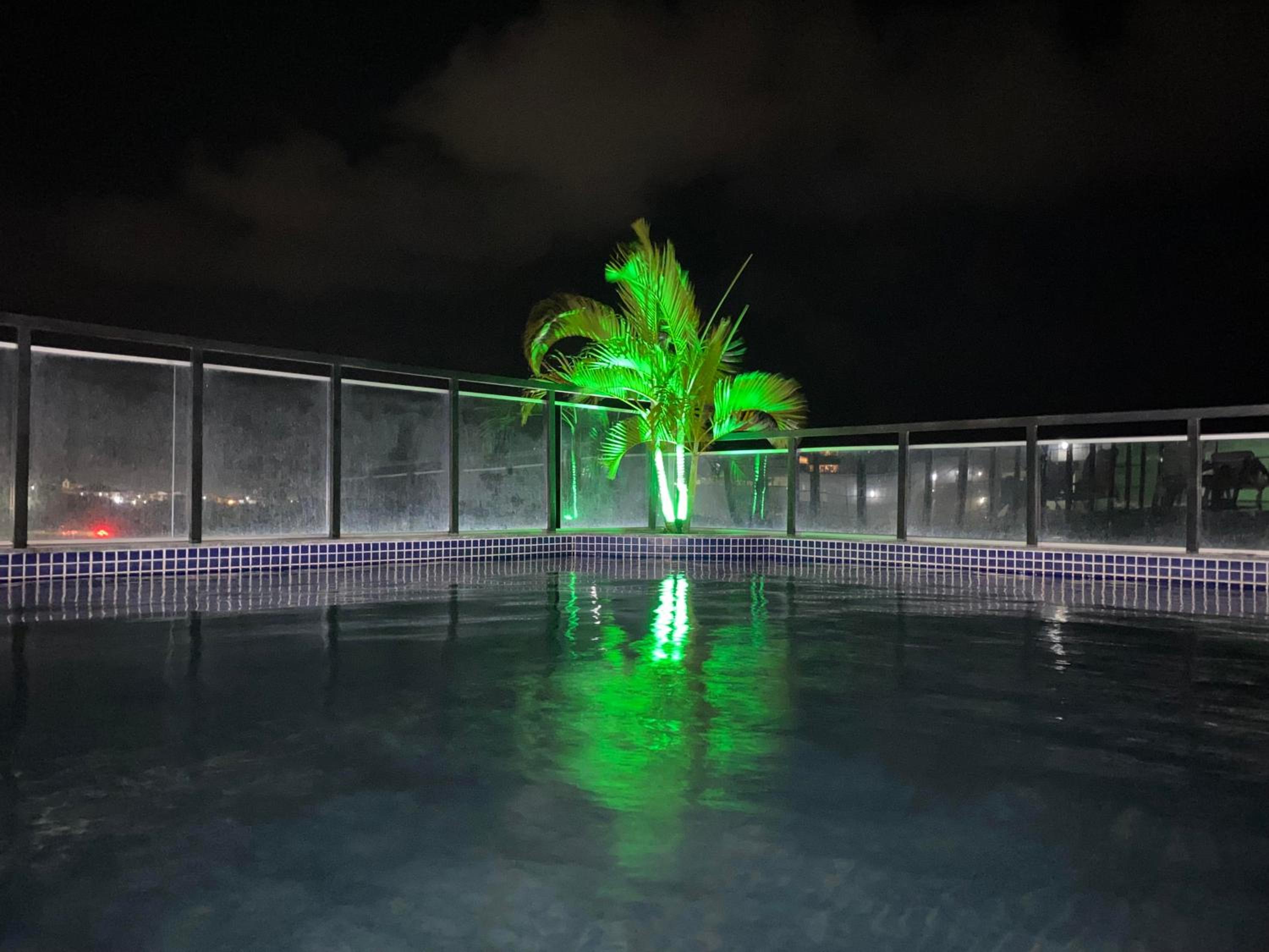 No Atalaia, Fort Poseidon rua do Atalho a 700 metros da praia do Atalaia, apartamento novo decorado, varanda, sala de estar e jantar, 02 suítes, 03 banheir