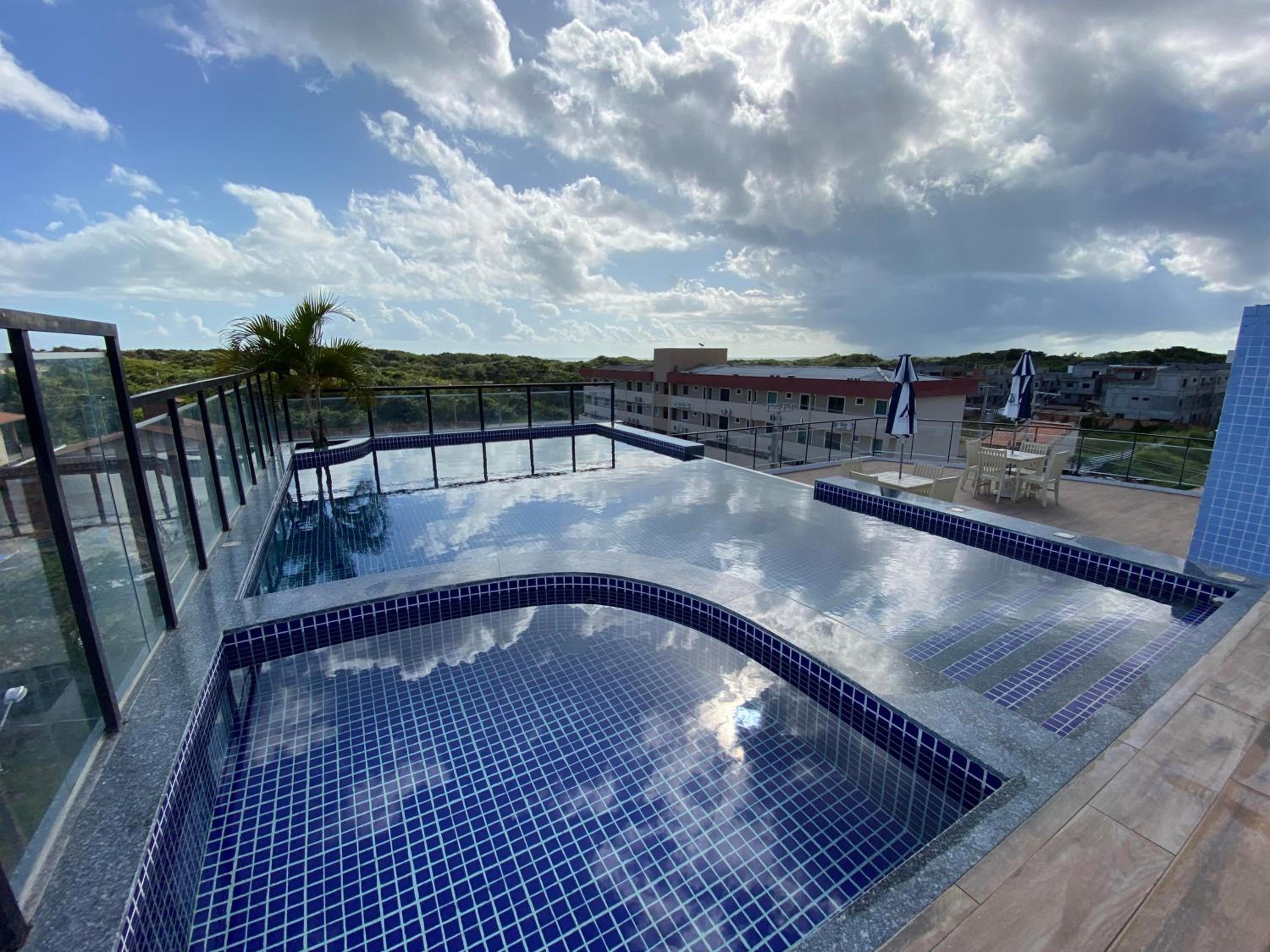 No Atalaia, Fort Poseidon rua do Atalho a 700 metros da praia do Atalaia, apartamento novo decorado, varanda, sala de estar e jantar, 02 suítes, 03 banheir