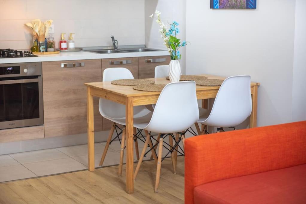 Modern 1BR Apartment - Self Check-in - 5 min to Delisi Metro - Balcony - Fully equipped for long stays view 3
