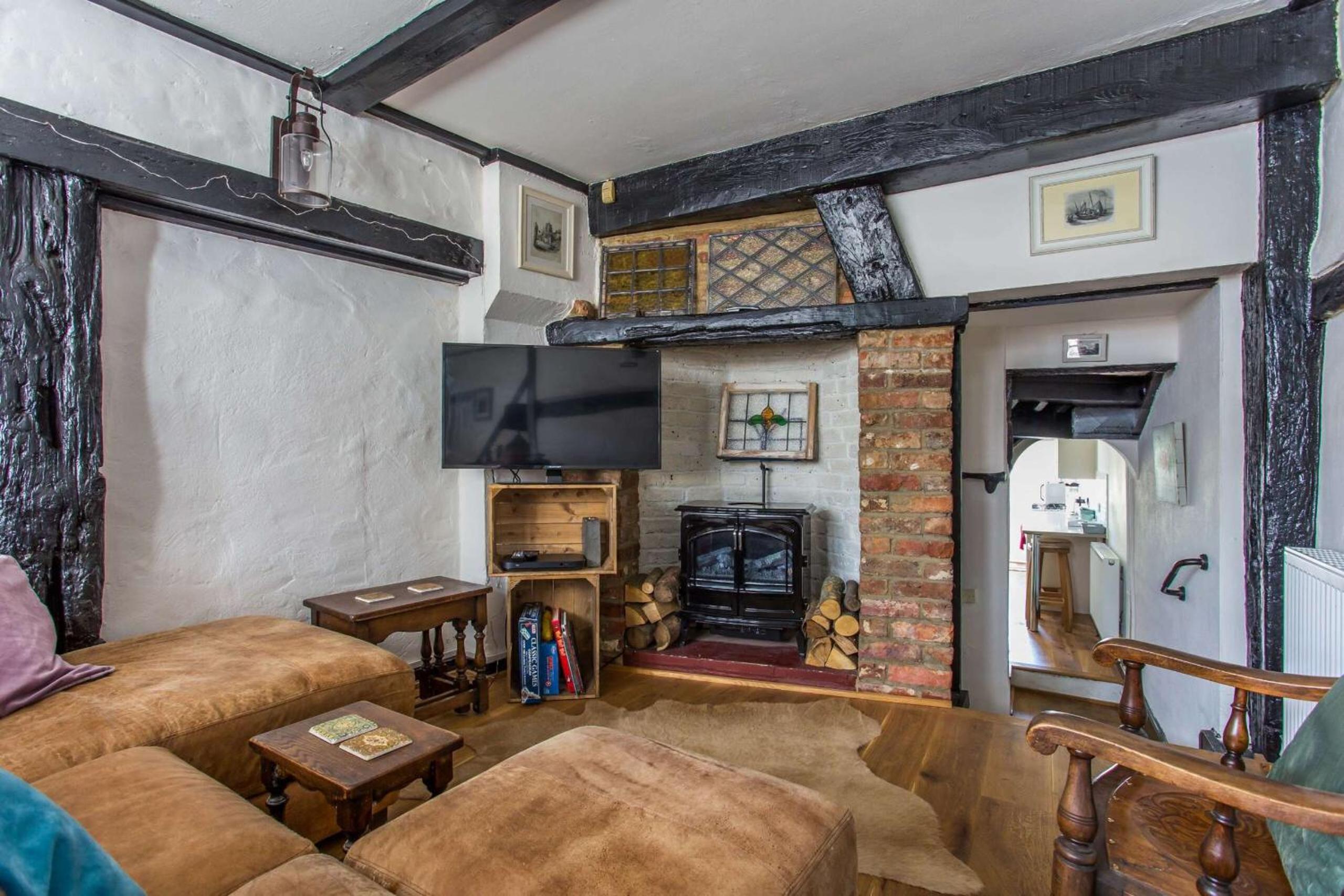Charming Old Town Cottage With Modern Features view 3