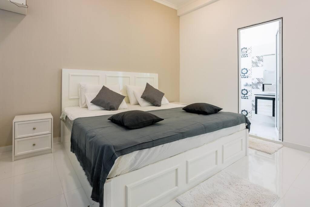 Clintonvilla 4-bedroom with pool near to Airport view 5