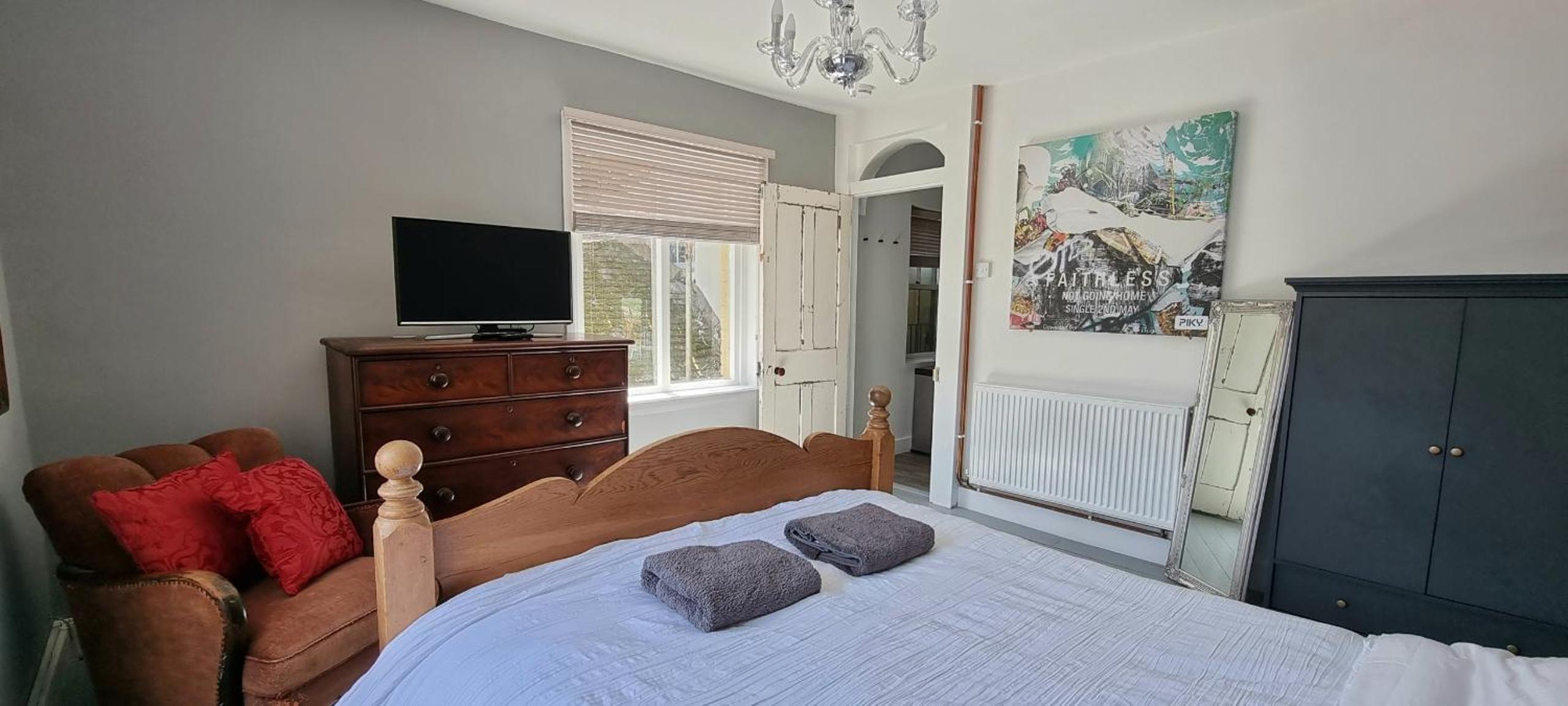 The Tuck Away, Central & Spacious with Parking view 3