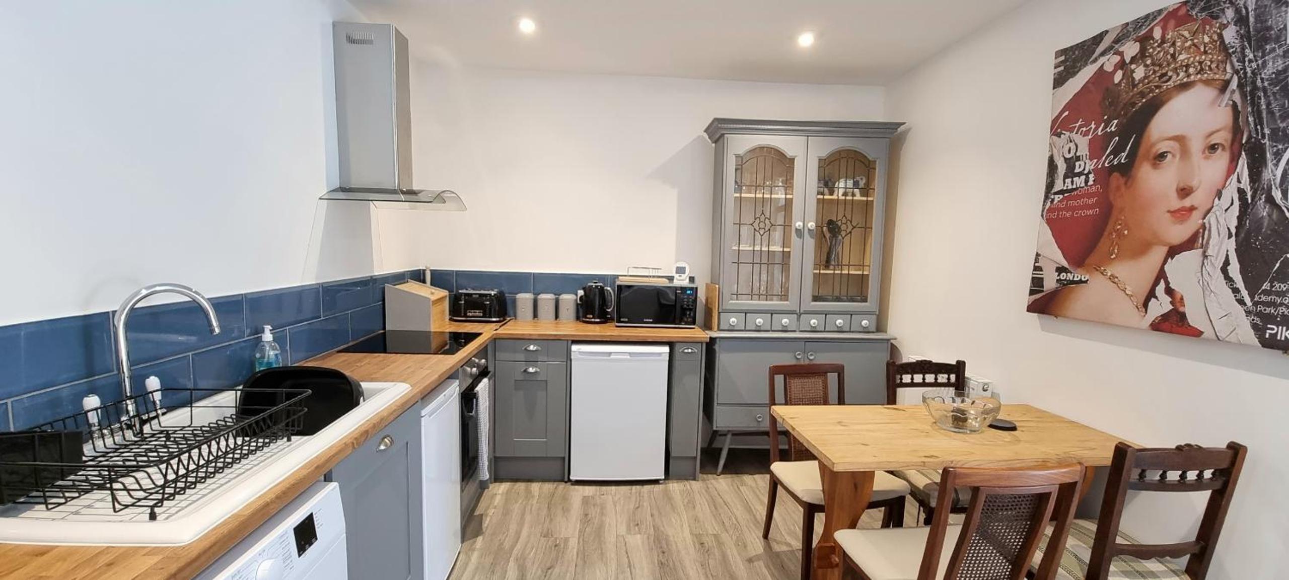 The Tuck Away, Central & Spacious with Parking view 5