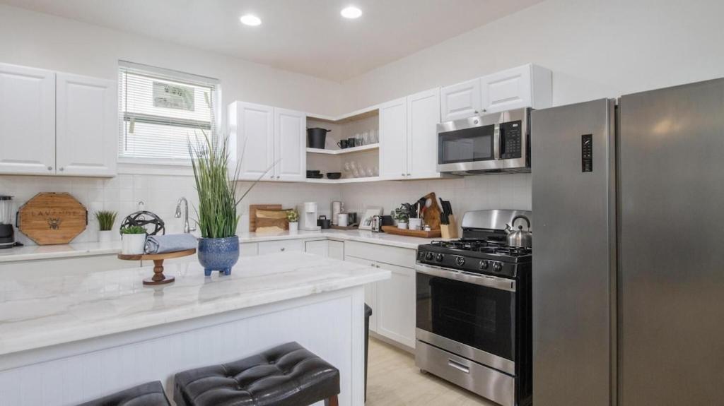 Luxury NOLA Oasis w 6 Bedrooms view 4