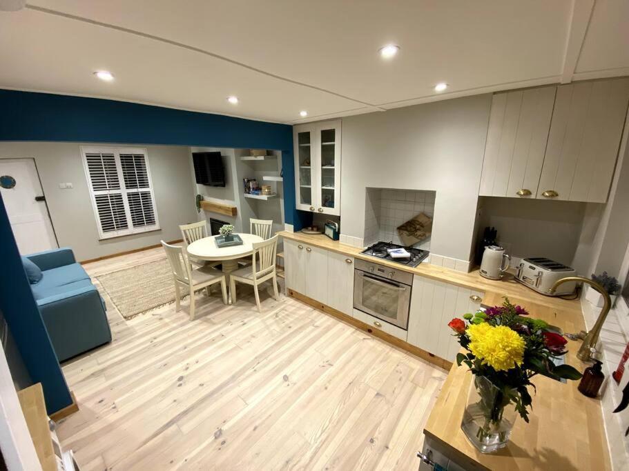 The Lost Lobster - 2 bedroom cottage with parking view 4