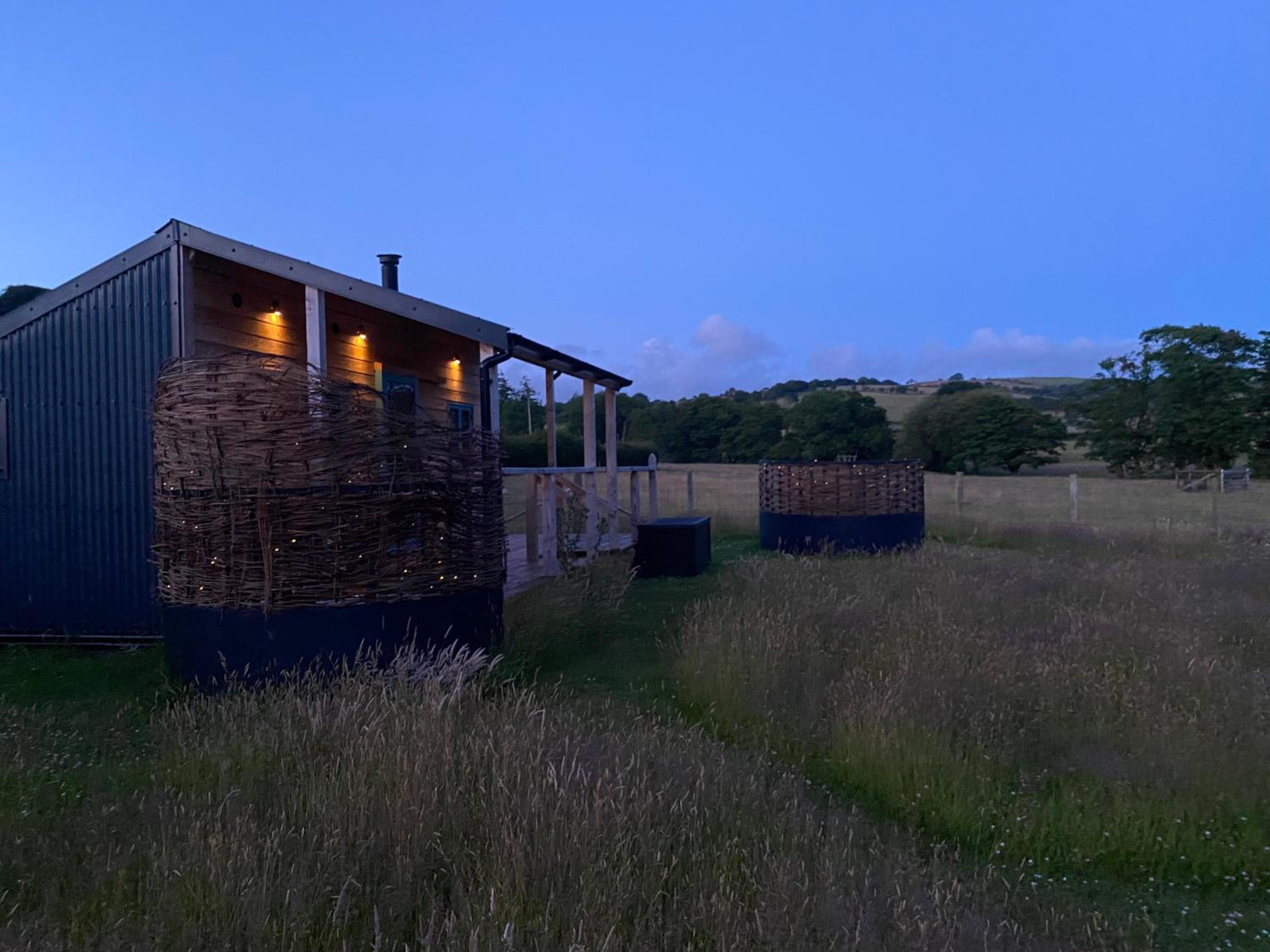 Hotel Dôl Swynol Glamping Luxury cabin with outdoor bath - Image 1
