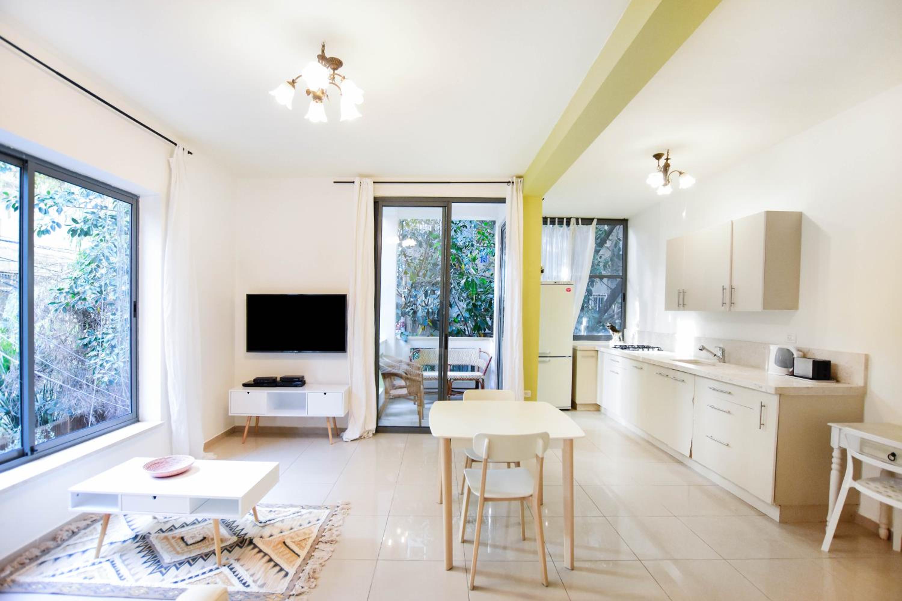 Renovated & Quiet 2BR Apartment near Gordon beach by HolyGuest view 4