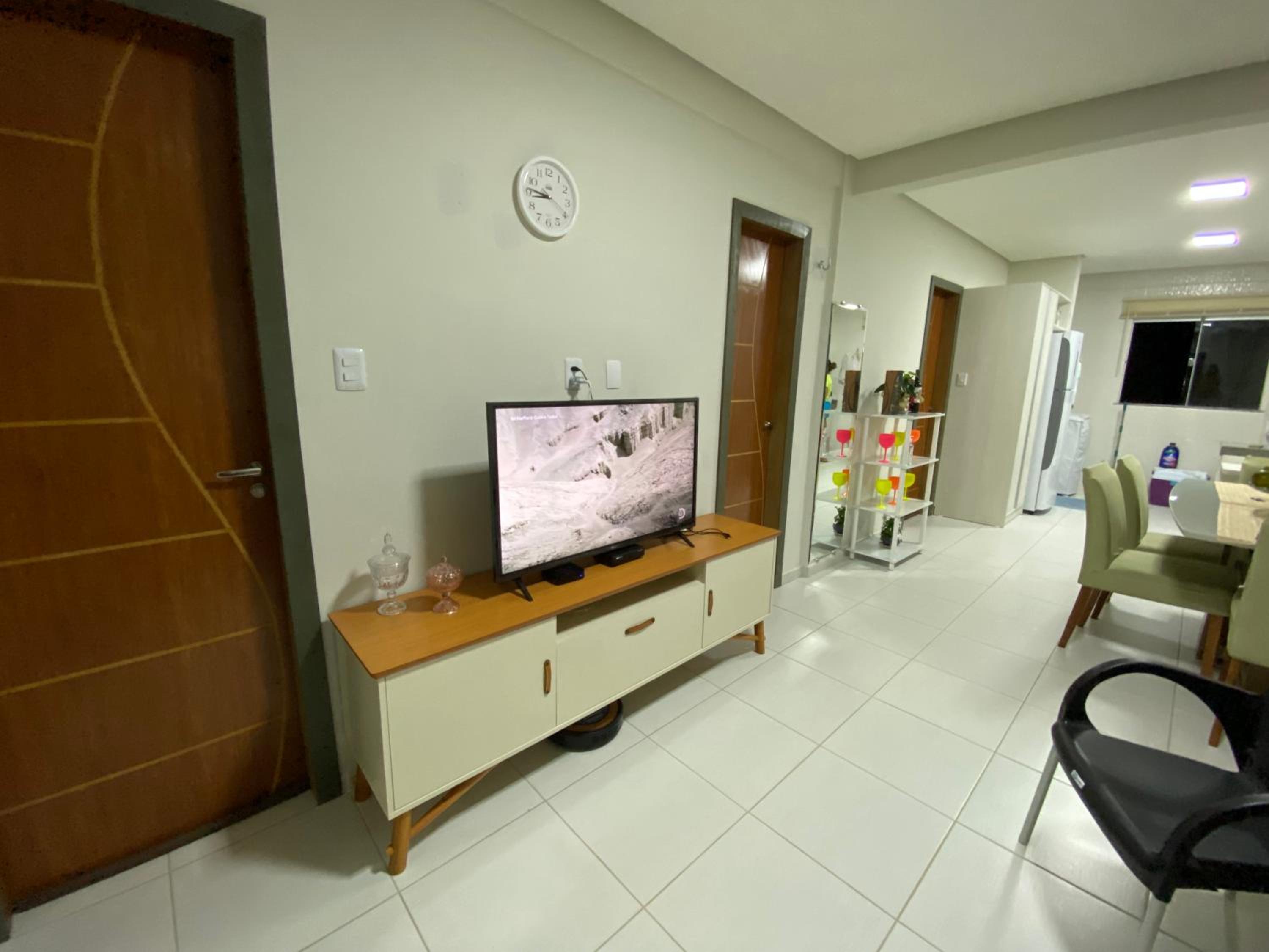 No Atalaia, Fort Poseidon rua do Atalho a 700 metros da praia do Atalaia, apartamento novo decorado, varanda, sala de estar e jantar, 02 suítes, 03 banheir