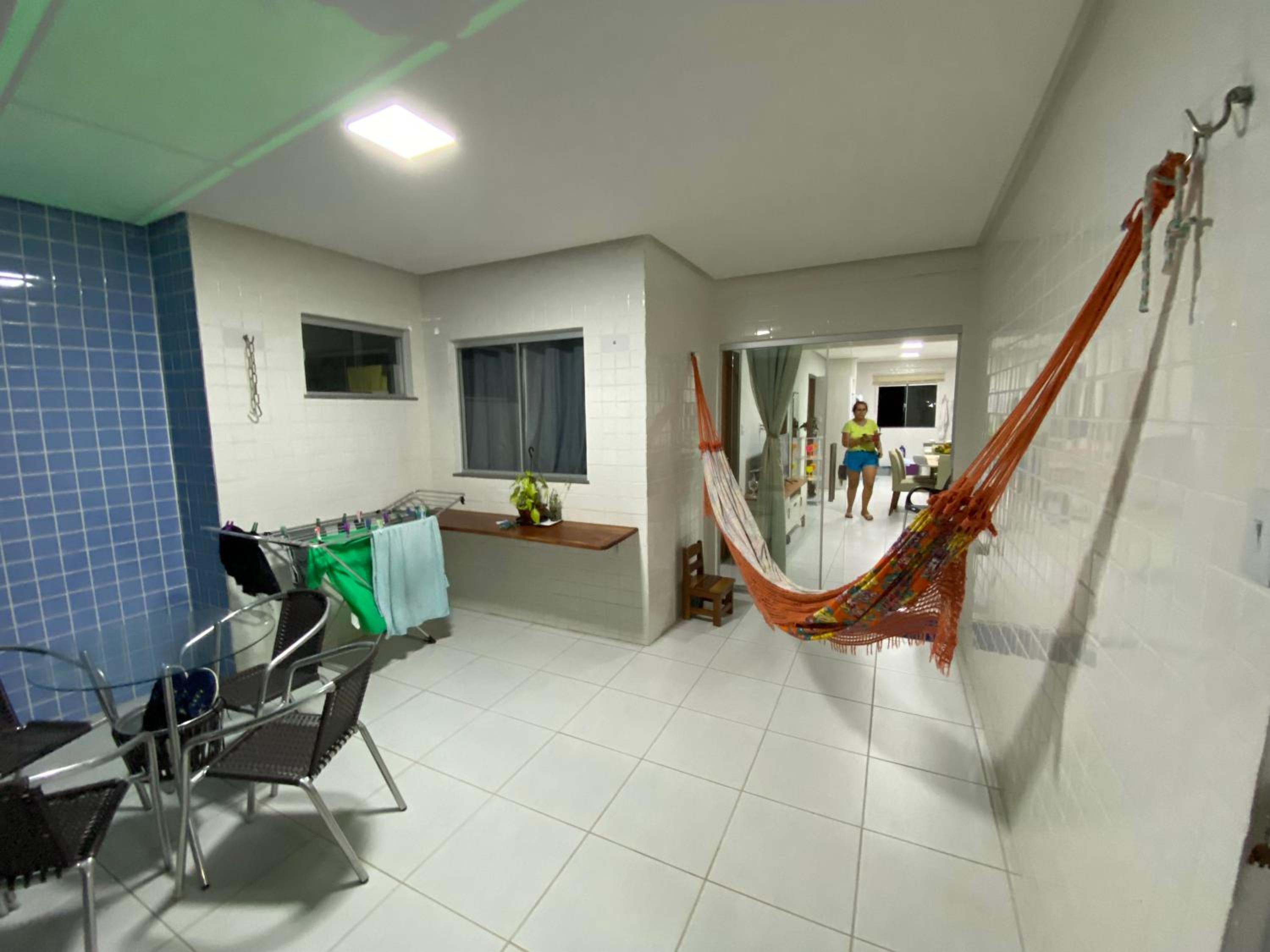 No Atalaia, Fort Poseidon rua do Atalho a 700 metros da praia do Atalaia, apartamento novo decorado, varanda, sala de estar e jantar, 02 suítes, 03 banheir