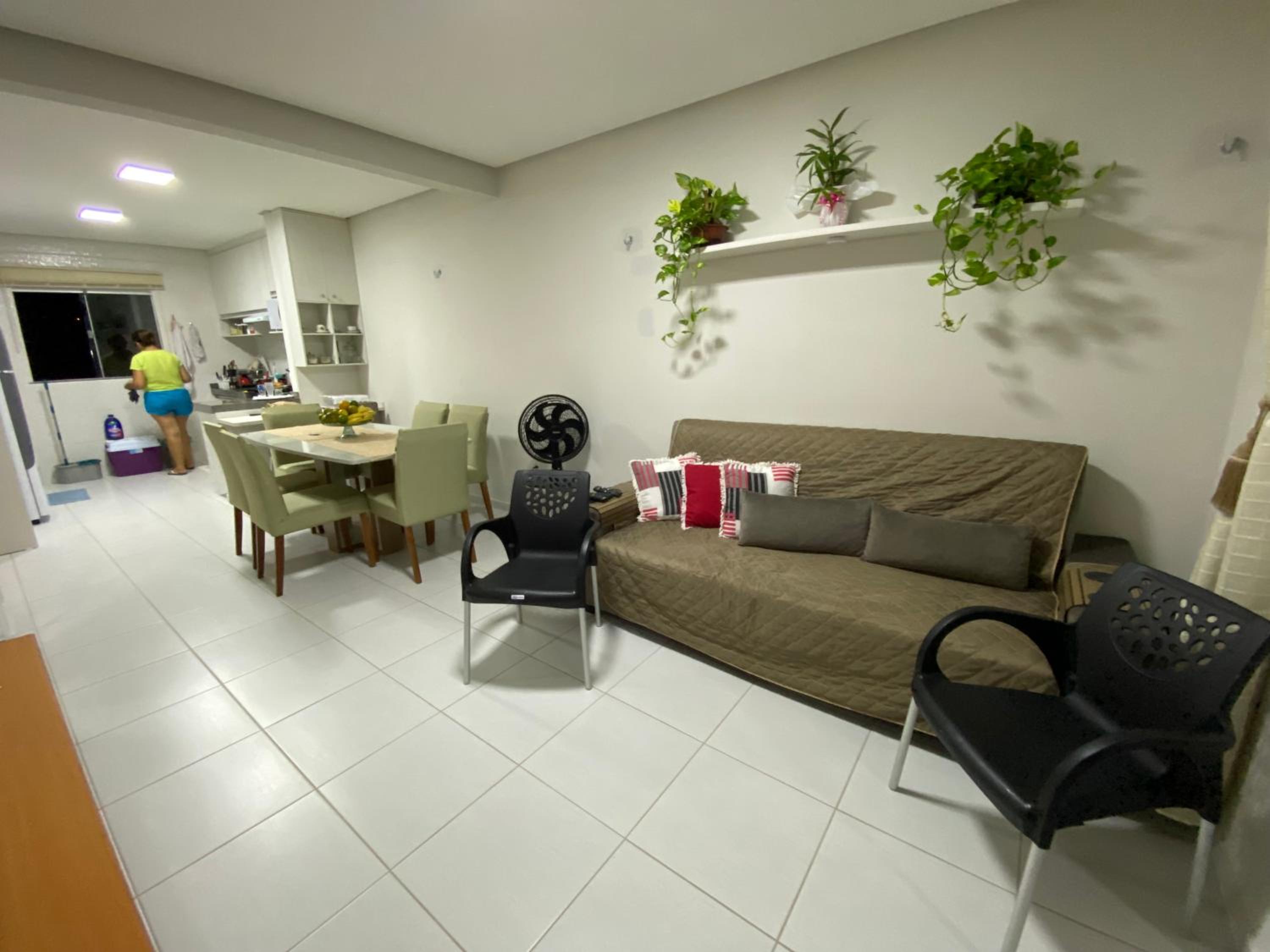 No Atalaia, Fort Poseidon rua do Atalho a 700 metros da praia do Atalaia, apartamento novo decorado, varanda, sala de estar e jantar, 02 suítes, 03 banheir